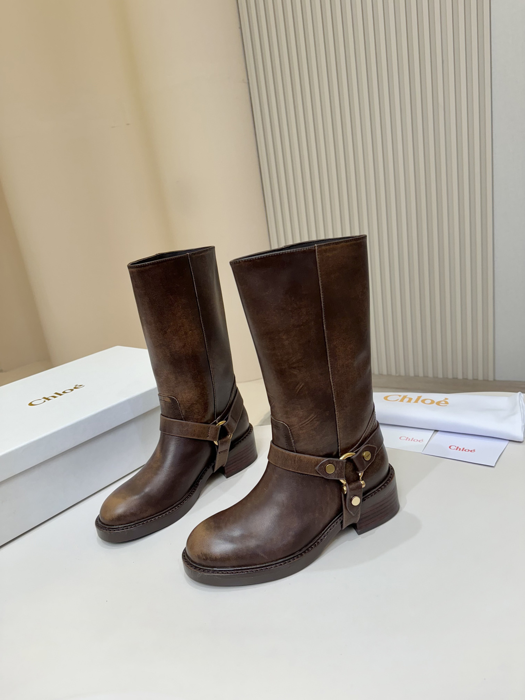 NO:477000,**Star leg essence boots｜Chloe Kouyi Knight Boots Thick-legged Tiancai!  It’s not a dream to look 10 pounds** **Who hasn’t grabbed this pair this year?  !  It’s not unreasonable that celebrity supermodels have a pair of Chloe’s popular knight boots from last year to this year!  ** **The thick-legged sisters are ecstatic!  ** ** Ultra-loose tube circumference** is specially designed to treat various leg anxiety!  One circle larger than ordinary boots, hiding the flesh strength MAX!   **Strict legs against the sky**Visual leg slimming magic, instantly turn into a hot girl with 'chopstick legs'!   **4.5cm God and Gao** quietly raise the body proportions, walk steadily as flat as the ground, and feel comfortable!   **Sweet and cool ceiling, full aura!  ** ***Rebellious female knight style**Classic motorcycle boots reshape!  Tough metal accessories, retro colored cowhide, **Balanced and balanced **Calling tightly!   *** Italian genuine leather sole + rubber injection molding** wear-resistant and non-slip, high-end feel starts from the soles of the feet *** Luxurious materials** Rubber-colored cowhide fabric + cowhide inner + layered leather high heels, every step is texture!   **Close your eyes and don’t step on the thunder!  ** The design of one foot is super convenient, paired with jeans, short skirts, suit pants... No matter how you wear it, you will be a cool and fashionable person!  #Chloe Knight Boots #Slim-looking boots #Blessed Legs Gospel #Same style of stars #Sweet and cool style outfit imported fabric retro cowhide inner water dyed cowhide + cowhide footbed heel 4.5 heel high sole Italian leather sole + injection rubber sole Packaging original brand packaging Size 35-40 standard size, boots, chloe, loewe, boots, skirts, jeans, business suit, cowhide19860909**明星腿精靴｜Chloe寇依骑士靴 粗腿天菜！显瘦10斤不是梦** **今年谁还没抢这双？！明星超模人手一双的Chloe爆款骑士靴 从去年火到今年不是没道理！** **粗腿姐妹狂喜！**  **超宽松筒围**专治各种腿型焦虑！比普通靴筒大一圈,藏肉力MAX！  **逆天显腿细**视觉瘦腿魔法,穿上秒变“筷子腿”辣妹！  **4.5cm神仙跟高**悄悄拔高身材比例,走路稳如平地,舒适度拉满！  **甜酷天花板 气场全开！**  ***叛逆女骑士风**经典机车靴重塑！硬朗金属配件 复古擦色牛皮,**娘man平衡**拿捏得死死的！  ***意大利真皮鞋底 + 橡胶注塑**耐磨防滑,高级感从脚底开始  ***奢华用料**擦色牛皮面料 + 牛皮内里 + 层皮高跟,每一步都是质感！  **闭眼入不踩雷！** 一脚蹬设计超方便,搭配牛仔裤、短裙、西装裤... 怎么穿都是**飒气时髦精**！ #Chloe骑士靴 #显瘦神靴 #粗腿福音 #明星同款 #甜酷风穿搭 面料进口复古攃色牛皮 内里水染牛皮里+牛皮垫脚 鞋跟4.5跟高 鞋底意大利真皮底+注塑橡胶底 包装原版品牌包装 尺码35-40标准码,靴子,chloe,loewe,boots,skirts,jeans,business suit,cowhide,Women's Shoes