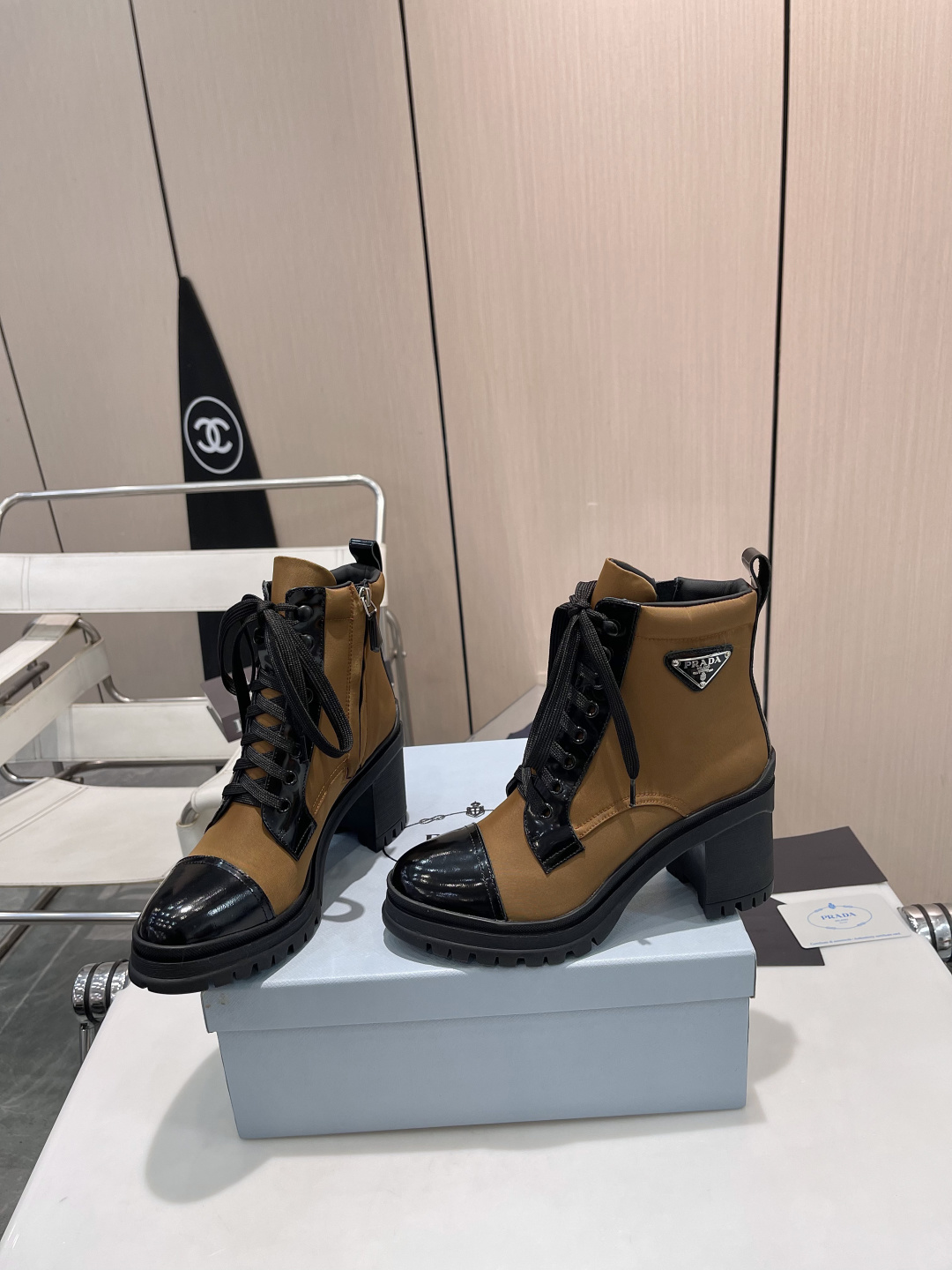 NO:477017,**PRADA autumn and winter king short boots｜8.5cm high heels wear supermodel legs!  The same style as celebrity internet celebrities, so comfortable that they scream!  ** ** Why did these PRADA boots sell well as soon as they were put on the shelves?  ** ** Ultra-stable TPU bottom + golden ratio front water platform**—8.5cm high heels are like walking on flat ground, shopping and dancing without tiring!   **Hidden zipper on the inside**--It can be done in 3 seconds to put on and take off, a gospel for lazy people + a must-have for exquisite girls!   **Classic Triangle Mark** - Detail controls ecstasy, low-key and luxurious slay the audience!   ** Who said that high heels and comfort cannot be both?  ** **Original Italian replica**, 1:1 restores the texture of the counter, and turns into 'legged' instantly with your feet!   **Salt can be sweet and versatile**—With a coat, it is handsome and cool when paired with jeans!   ** The theme this year is not defined!  ** These boots are gentle and charming, 8.5cm is the sexy password for a little woman~ ** ** Internet celebrity superstars are wearing them, are you still waiting?   #PRADA short boots #Must enter in autumn and winter #High heels do not tiring feet #Same style as stars ————————————————————————— Fabric imported edge beads/brand fabric lining imported sheepskin heel height 8.5cm Size: 35-41, boots, prada, boots, jeans, sheepskin, gold19860909**PRADA秋冬王炸短靴｜8.5cm高跟穿出超模腿！明星网红同款,舒适到尖叫！**  ** 为什么这双PRADA短靴一上架就卖爆？**  **超稳TPU大底+黄金比例前水台**——8.5cm高跟如履平地,逛街蹦迪不累脚！  **内侧隐藏拉链**——穿脱3秒搞定,懒人福音+精致女孩必备！  **经典三角标**——细节控狂喜,低调奢华slay全场！  ** 谁说高跟和舒适不能兼得？**  **意大利原版复刻**,1:1还原专柜质感,上脚秒变“腿精”！  **可盐可甜百搭王**——配大衣气场全开,搭牛仔裤又帅又飒！  ** 今年的主题是不被定义！**  这双靴子能温柔能拽姐,8.5cm就是小女人的性感密码～  ** ** 网红巨星都在穿,你还在等？  #PRADA短靴 #秋冬必入 #高跟不累脚 #明星同款 ————————————— 面料进口开边珠/品牌布 里料进口羊皮 跟高8.5cm Size: 35-41,靴子,prada,boots,jeans,sheepskin,gold,Women's Shoes