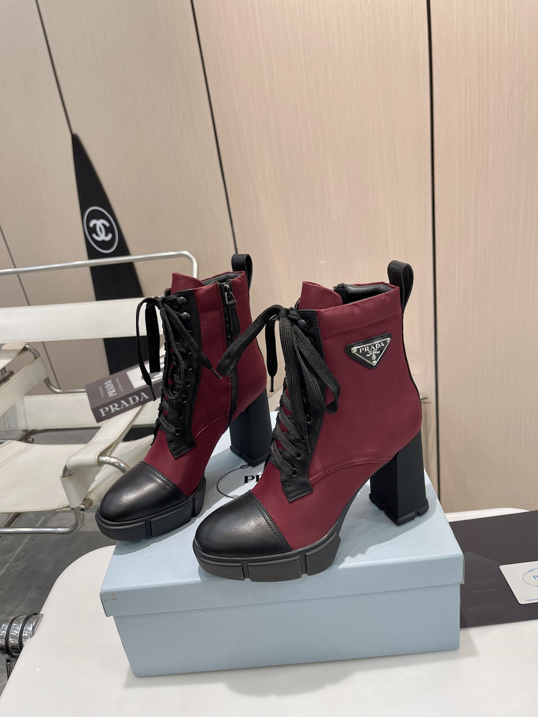 NO:477006,**PRADA autumn and winter king short boots｜9.5cm high heels wear supermodel legs!  The same style as celebrity internet celebrities, so comfortable that they scream!  ** ** Reason for hot products** ** Super stable TPU bottom + golden water platform**9.5cm high heels are like walking on flat ground, ** Keep following and not tired, you can be cool all day long when shopping and dating!   **Invisible zipper on the inside**It is very convenient to put on and take off in one second, and it has both a sense of exquisiteness. **Classic triangle mark**Detail controls ecstasy!  **Low-key and luxurious**, locking in PRADA's noble blood at a glance~ **Paired with King**Salty-sweet fairy boots!  With a coat, the aura is fully opened, the short skirt is sweet and spicy, the original Italian replica, the counter texture is restored 1:1!   ** This autumn and winter, I will be an undefined fashionable spirit!  ** **A weapon for showing height when a small person｜The emperor switches gently and casually** **Reject the streets, this pair is really high-end!  ** #PRADA short boots #Autumn and winter hot style # same style as stars #High heels are not tired ——————————————————————————————————————————————————————————————————————————————————————————————————————————————————————————————————————————————————————————————————————————————————————————————————————————————————————————————————————————————————————————————————————————————————————————————————————————————————————————————————————————————————————————————————————————————————————————————————————————————————————————————————————————————————————————————————————————————————————————————————19860909**PRADA秋冬王炸短靴｜9.5cm高跟穿出超模腿！明星网红同款,舒适到尖叫！**  ** 爆款理由**  **超稳TPU大底+黄金水台**9.5cm高跟如履平地,**不断跟、不累脚**,逛街约会都能飒一天！  **内侧隐形拉链**一秒穿脱超方便,懒人福音+精致感兼得  **经典三角标**细节控狂喜！**低调奢华**,一眼锁定PRADA贵族血统~  ** 搭配王者**  可盐可甜的神仙靴！配大衣**气场全开**,搭短裙**又甜又辣**,意大利原版复刻,**1:1还原专柜质感**！  ** 今年秋冬,就做不被定义的时髦精！**  **小个子显高神器｜御姐温柔随意切换**  **拒绝烂大街,这双才是真·高级！**  #PRADA短靴 #秋冬爆款 #明星同款 #高跟不累 ————————————— 面料进口牛皮/品牌布 里料进口羊皮 跟高9.5cm Size: 35-41 颜色黑色 黑杏拼色,靴子,prada,boots,skirts,cowhide,sheepskin,gold,Women's Shoes