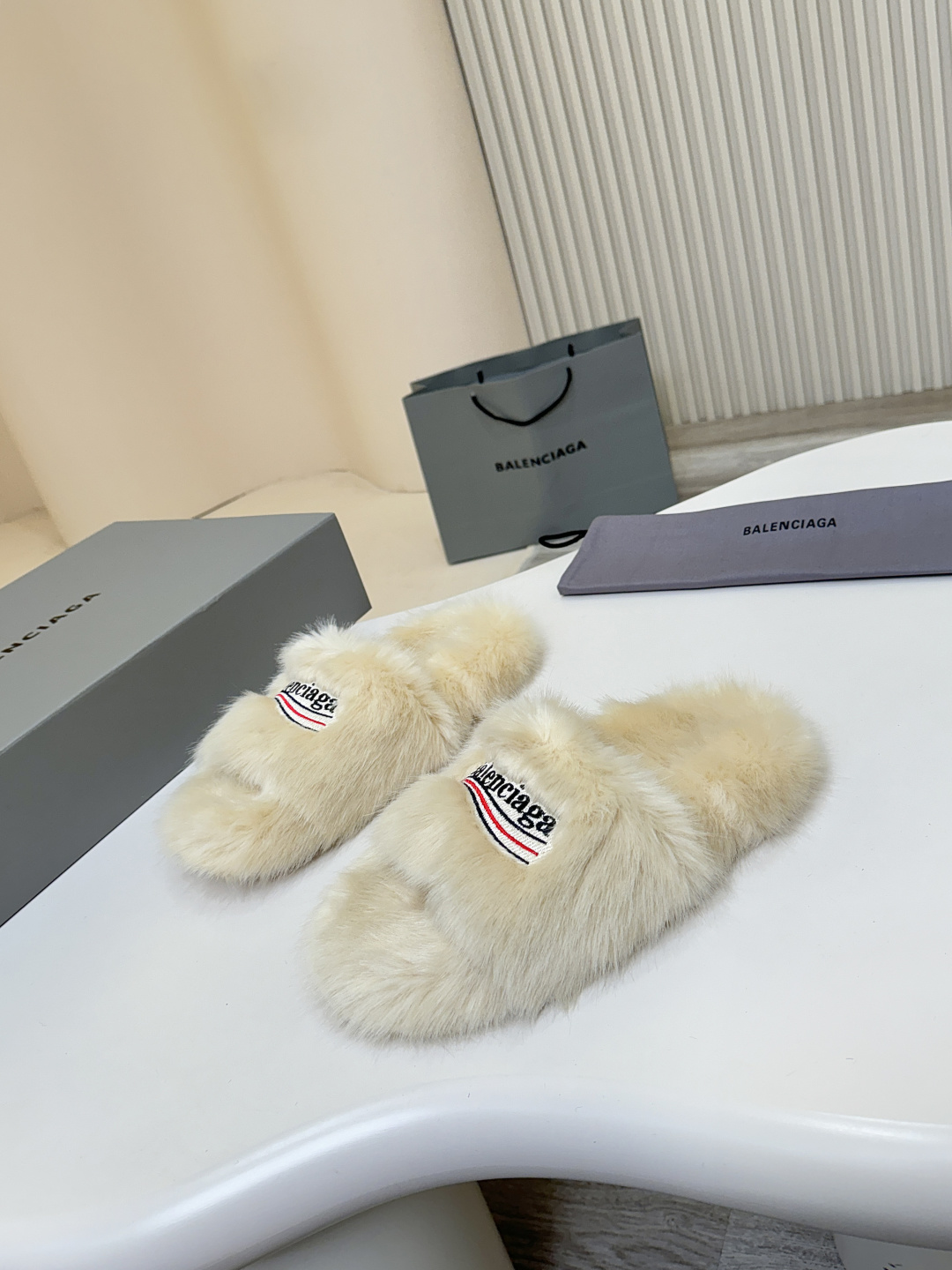 NO:535397,Balenciaga 2025 Autumn and Winter New Favorite｜These pair of hairs will win a lot!  Sisters, this Political Campaign embroidered hair drag is too strong!  The same private clothing for celebrity internet celebrities, the high-end feeling is directly full~ Highlights reveal the secret · The upper is exquisitely woven raccoon fur, fluffy and soft without skin · Hand-sewing threading, details show the texture of the brand everywhere · Natural rubber anti-slip bottom, wear-resistant and not heavy, this low-key and luxurious tone is needed in winter!  Just wear it with sweatshirts and jeans, it looks like a European and American celebrity. It is warm and fashionable, and it is really amazing!  The latest gift box packaging for the counter is very good for you to use. The number of numbers is 35-40, just the sisters are right!  #Balenciaga Maodang #Must-in-one items in autumn and winter #Same style as stars, fur shoes and slippers, balenciaga, balenciaga, slippers, hoodie, sweatshirts, jeans19860909Balenciaga 2025秋冬新宠｜这双毛拖一上脚,直接赢很大！ 姐妹们,巴黎世家这款Political Campaign刺绣毛拖也太顶了吧！明星网红私服同款,高级感直接拉满～ 亮点揭秘 · 鞋面精致梭织貉子毛,蓬松柔软不扎肤 · 手工缝纫走线,细节处处显大牌质感 · 天然橡胶防滑底,耐磨好穿不笨重 冬天就要这种低调奢华的调调！搭配卫衣牛仔裤随便一穿就是欧美名媛范儿,保暖又时髦,真的太上头了！ 专柜最新礼盒包装,自用送人都超有面儿 码数35-40全,姐妹们冲就对了！ #巴黎世家毛拖 #秋冬必入单品 #明星同款,毛毛鞋拖鞋,balenciaga,balenciaga,slippers,hoodie,sweatshirts,jeans,Women's Shoes