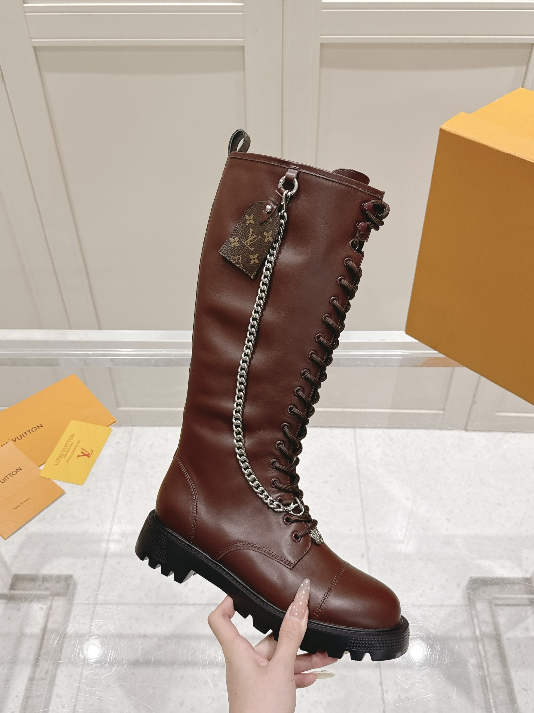 NO:648581,LV Louis Vuitton official winter knight boots · Rebirth of luxury. The 2025 winter collection round-toe boots are stunning. They adopt the brand's royal last shape and three-dimensional tailoring technology. Every arc tells the advanced customization aesthetics. Select European imported calfskin. The delicate texture feels like clouds. The luxurious texture flows between light and shadow. The side waist invisible zipper is decorated with a detachable metal chain. It outlines the spirit of modern chivalry in every detail. The stable square heel perfectly extends the leg line.  Paired with thickened non-slip tire soles, it integrates comfort and elegance into urban walking. 'A timeless item that travels through the seasons.' Genuine purchase-level quality. Private collection. Fabric: imported calfskin. Lining: cowhide collar + breathable cloth. Feet: high-quality cowhide. Sole: rubber tire sole. Size 35-41 (40, 41, customized, non-returnable, non-exchangeable, boots, louis vuitton, louis vuitton, boots, cowhide19860909LV路易威登 官冬骑士靴 · 奢境新生 2025冬季典藏款圆头长靴惊艳而至 采用品牌御用楦型与立体剪裁工艺 每一道弧线都在诉说高级定制美学 甄选欧洲进口小牛皮 细腻肌理触感如云 光影间流转奢华质感 侧腰隐形拉链缀以可拆卸金属链条 于细节处勾勒现代骑士精神 稳健方跟完美延伸腿部线条 搭配加厚防滑轮胎底 将舒适与优雅融入都市步履 「穿越季节的永恒单品」 真正代购级品质 私藏级出品 面料: 进口小牛皮 内里: 牛皮领口+透气布面 垫脚: 优质牛皮 鞋底: 橡胶轮胎底 码数35-41（40、41、定制不退不换,靴子,louis vuitton,louis vuitton,boots,cowhide,Women's Shoes