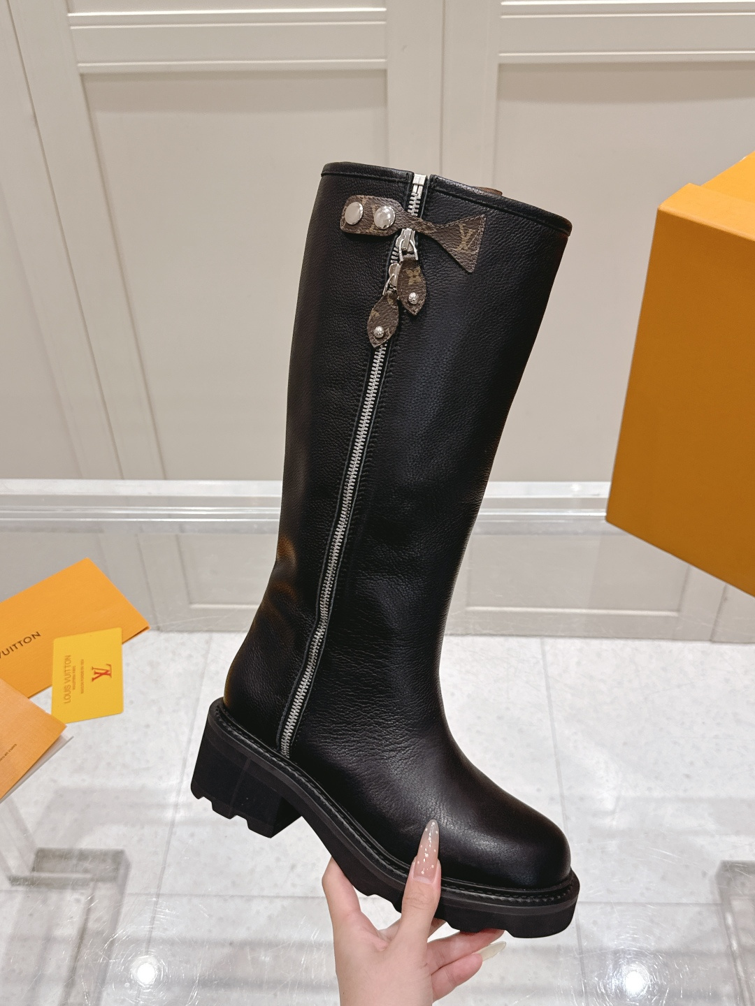 NO:648539,Autumn and winter knight boots | High-end purchase-level quality at a glance 2025 official new winter round-toe boots Perfect last three-dimensional tailoring Updated simultaneously with the official website Real purchase-level texture Luxurious details everywhere New original inverted mold last shape Three-dimensional silhouette makes the legs straighter Selected pebbled cowhide Delicate touch and high-end online Outside metal zipper + Presbyopia logo pendant Clear and textured engraving Medium thick heel design quietly elongates the leg line  Hugely slim, thickened rubber tire sole, non-slip and wear-resistant, stable walking. A pair of boots, light up the entire autumn and winter wardrobe. The sense of luxury does not depend on words, it depends on the details. #LV knightboots #高精品综合# Fabric: pebbled cowhide. Lining: cowhide collar + breathable cloth. Feet: high-quality cowhide. Sole: rubber tire sole. Size 35-41 (40, 41, customized, non-returnable, non-exchangeable), boots, louis  vuitton,boots,cowhide19860909秋冬骑士靴｜一眼高级的代购级品质 2025官方冬季新款圆头长靴 完美楦型立体剪裁 与官网同步更新 真正代购级别质感 细节处处皆是奢华 新原版倒模楦型 立体廓形更显腿直 精选荔枝纹牛皮 细腻触感高级在线 外侧金属拉链+老花logo吊坠 刻印清晰有质感 中粗跟设计 悄悄拉长腿部线条 巨显瘦 加厚橡胶轮胎底 防滑耐磨 走路稳稳的 一双靴子,点亮整个秋冬衣橱 高级感不靠说,靠细节说话. #LV骑士靴 #高级感穿搭 # 面料: 荔枝纹牛皮 内里: 牛皮领口+透气布面 垫脚: 优质牛皮 鞋底: 橡胶轮胎底 码数35-41（40、41、定制不退不换),靴子,louis vuitton,boots,cowhide,Women's Shoes