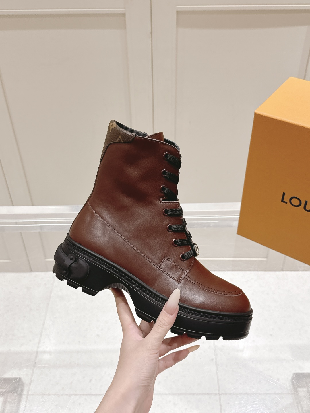 NO:594566,LV 25ss autumn and winter round-toe short boots｜The British elegance that catches my heart at first glance. These boots really have my name written on them!  The high-grade texture of grained calfskin brings gentleness within reach. Every detail is tasteful. Front strap + side zipper, easy to put on and take off. Original fabric lining, skin-friendly and breathable, still light after long walks. Classic LV letter buckle, retro and fashionable, easily giving a sense of luxury. Thickened rubber sole, soft and wear-resistant, adding aura to every step. A pair of shoes defines the elegance of the whole season. Put it on and every step will feel like walking on a show #LV new autumn and winter style  # PremiumSenseShortboots #British style wear, full coverage of sizes 35-41 (size 40/41 needs to be customized), boots, louis vuitton, boots, cowhide19860909LV 25ss 秋冬圆头短靴｜一眼心动的英伦优雅 这双靴子,真的写了我名字！粒面小牛皮的高级质感,触手可及的温柔 细节皆是品味 前绑带+侧拉链,穿脱自在不费力 内里原版布面,亲肤透气,久走依旧轻盈 经典LV字母扣饰,复古时髦,轻松搭出高级感 加厚橡胶鞋底,柔软耐磨,步履间皆是气场 一双鞋,定义一整季的优雅.穿上它,每一步都像走在秀场 #LV秋冬新款 #高级感短靴 #英伦风穿搭 码数35-41全段覆盖（40/41码需定做）,靴子,louis vuitton,boots,cowhide,Women's Shoes