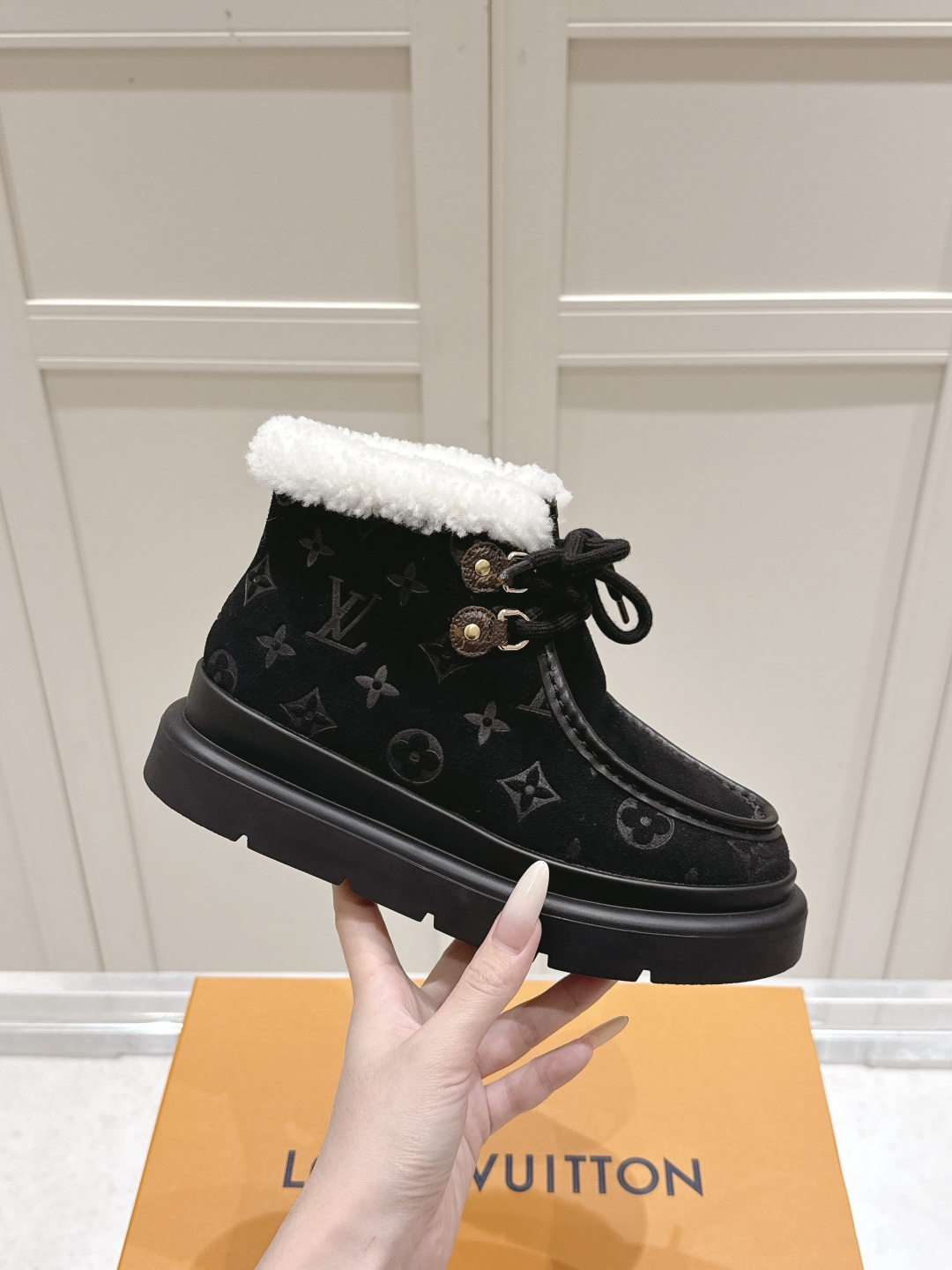 NO:615709,｜LV snow boots are a gentle luxury in winter. Finally, we have been waiting for the same style as the star of the show♀ High mercerized suede cowhide meets classic presbyopia embossing. The texture and luxury are instantly complete. The soft waxy wool collar hugs the ankle. Every detail tells the exquisite philosophy of luxury goods. The wool inside is as soft as clouds. The thickened original sole hides a 5cm height increase, quietly outlining the slender leg line.  Even the packaging is an original drawer gift box. From the moment you open it, the sense of ritual will linger around you. This winter, let your feet be immersed in the gentleness of luxury. #LV snowboots #Celebrity Same Style #Winter Wearing Artifact The upper is imported high silk satin velvet, the lining is warm wool, the sole is ZP open-molded presbyopic outsole Size#35-41 (41 41 custom-made, non-refundable), snow boots, louis vuitton, boots, cowhide19860909｜LV雪地靴 冬日里的温柔奢宠 终于等来这款秀场明星同款♀ 高丝光绒面牛皮邂逅经典老花压纹 质感与高级感瞬间满格 软糯羊毛领口环抱脚踝 每一个细节都在诉说奢侈品的精致哲学 内里羊毛如云朵般绵软 加厚原版鞋底暗藏5cm增高心机 悄悄勾勒修长腿线 连包装都是原版抽屉礼盒 从开启那刻起 仪式感便萦绕身旁 这个冬天 让双脚沉浸在奢侈的温柔里吧 #LV雪地靴 #明星同款 #冬日穿搭神器 鞋面进口高丝光牛反绒 内里保暖羊毛内里 鞋底ZP开模老花大底 Size#35-41（41 41订做不退换）,雪地靴,louis vuitton,boots,cowhide,Women's Shoes