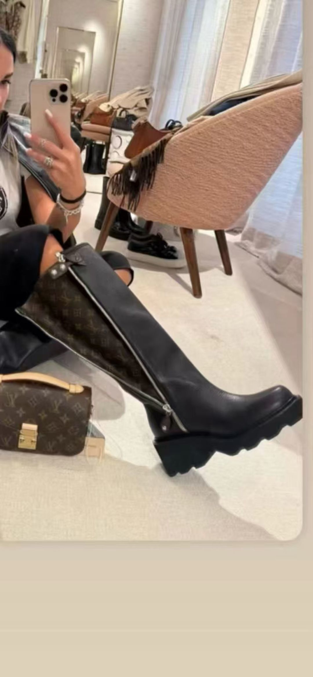 NO:648543,LV autumn and winter knight boots | Imitation wool lining, high-end purchasing quality at first glance, all the details are luxurious. Three-dimensional round toe last shape | Shows straight and slender legs; Selected pebbled cowhide | Delicate and high-grade touch; Metal zipper + presbyopic pendant | Clear and textured markings; Medium thick heel design | Quietly elongated proportions, slimmer; Thickened rubber tire bottom, non-slip and easy to walk, stable for autumn and winter.  A pair of boots lights up the entire wardrobe. There is no need to say too much about the sense of luxury, the details will speak for themselves. #LV knightboots #Autumn and winter boots #Advanced sense of wear #LV Rider boots #Advanced sense of wear # Fabric: pebbled cowhide Lining: imitation wool Feet: high-quality cowhide Sole: rubber tire sole Size 35-41 (40, 41, customized non-refundable), boots, louis vuitton, boots, cowhide19860909LV秋冬骑士靴｜仿胎羊毛内里,一眼高级 代购级品质,细节皆是奢华. 立体圆头楦型｜显腿直修长 精选荔枝纹牛皮｜触感细腻高级 金属拉链+老花吊坠｜刻印清晰有质感 中粗跟设计｜悄悄拉长比例,显瘦 加厚橡胶轮胎底,防滑好走,稳稳驾驭秋冬. 一双靴,点亮整个衣橱. 高级感无需多言,细节自会说话. #LV骑士靴 #秋冬靴子 #高级感穿搭 #LV骑士靴 #高级感穿搭 # 面料: 荔枝纹牛皮 内里: 仿胎羊毛 垫脚: 优质牛皮 鞋底: 橡胶轮胎底 码数35-41（40、41、定制不退不换),靴子,louis vuitton,boots,cowhide,Women's Shoes