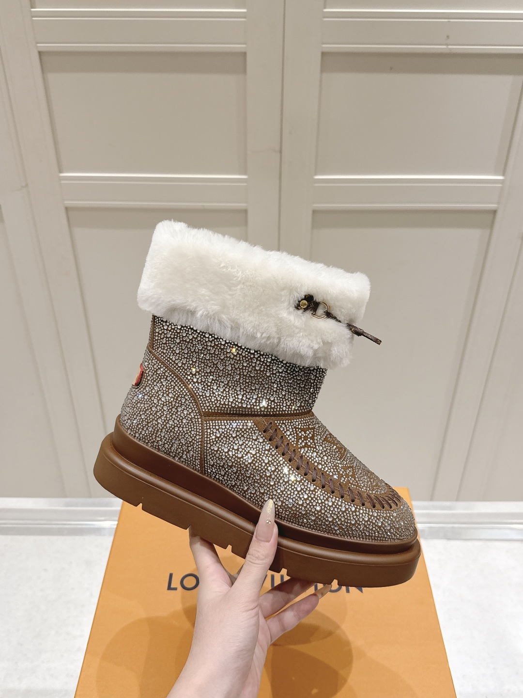 NO:648562,｜LV diamond fabric snow boots are now available as a winter luxury item♀ After waiting for a long time... I finally have the same model from the show in my hand!  The upper is made of stunning high-mercerized suede cowhide Australian hot diamonds. Every inch sparkles under the light. The soft and waxy wool collar hugs the ankle. Every detail is the language of luxury. The interior is wrapped in soft imitation wool. The thickened original soles quietly elongate the figure. Every step is like walking on the clouds, and the legs are long. Even the packaging is an original drawer gift box. From the moment you open it, the sense of ritual is capped. This winter, let your feet live in real luxury goods. #LV Snow Boots  #星 Same Style #Winter Luxury Pet Wear. The upper is imported Australian diamonds + high mercerized cow suede. The lining is imported imitation wool lining. The sole is ZP open-molded presbyopic outsole. Size#35-41 (41 is custom-made and cannot be returned or exchanged), half-slip fur shoes, louis vuitton, boots, cowhide19860909｜LV钻石面料雪地靴 冬日奢宠上线♀ 等好久…终于把秀场同款捧在手心啦！ 鞋面是惊艳的高丝光绒面牛皮澳洲烫钻 灯光下每一寸都在闪烁 软糯羊毛领口环抱脚踝 细节之处,皆是奢侈品的语言. 内里裹满柔软仿胎羊毛 加厚原版鞋底悄悄拉长身形 每一步都像走在云端,腿长氛围拉满. 连包装都是原版抽屉礼盒 从打开那一刻,仪式感直接封顶 这个冬天,让双脚住进真正的奢侈品里吧. #LV雪地靴 #明星同款 #冬日奢宠穿搭 鞋面进口澳洲钻石+高丝光牛反绒 内里进口仿胎羊毛内里 鞋底ZP开模老花大底 Size#35-41（41 订做不退换）,半拖毛毛鞋,louis vuitton,boots,cowhide,Women's Shoes