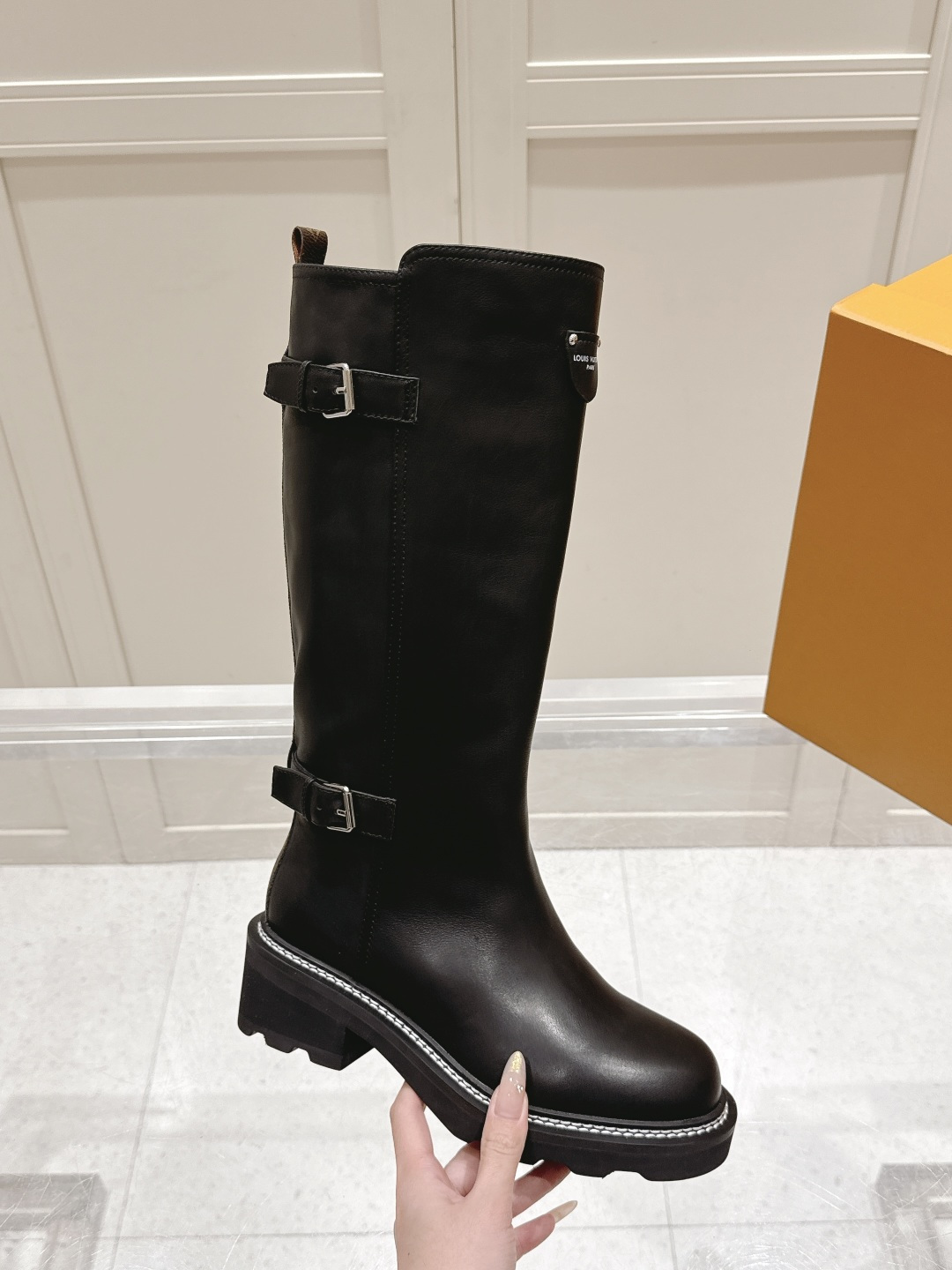 NO:648553,Warm imitation wool lining LV knight boots · File decryption Home top replica series new Archlight skate classic knight boots Presbyopic Chelsea high boots | Retro thick-soled design Original 1:1 development with meticulous attention to detail Selected first-layer cow leather The lining is made of imitation wool, which has a particularly good thermal insulation effect The tongue is embellished with the classic LV Circle logo The heel is embellished with the Monogram presbyopia logo The original mold is restored to the three-dimensional wavy sole Every stitch tells the ritual sense of luxury  Wear it and stroll on the cobblestone streets of Paris, immersing your feet in French elegance #LV replica #Designer's same style #小民liteluxury #wear ceiling Fabric: cowhide, warm imitation wool on the inside, original molded genuine rubber sole, Size: women's 35-41 (40.41 customized, non-returnable, non-exchangeable), boots, louis vuitton, boots, cowhide19860909保暖仿胎羊毛内里 LV骑士靴 · 档案解密 家顶级复刻系列上新 Archlight skate经典骑士靴 老花切尔西高筒靴｜复古厚底设计 原版1:1开发 细节控必入 精选头层牛皮革打造 内衬采用仿胎羊毛,保暖效果特别好 鞋舌缀经典LV Circle标 后跟点缀Monogram老花标识 原厂开模复原立体波浪鞋底 每一针脚都在诉说奢侈品的仪式感 穿上它 漫步在巴黎石板路上 让双脚沉浸在法式优雅里 #LV复刻 #设计师同款 #小众轻奢 #穿搭天花板 面料:牛皮 内里保暖仿胎羊毛 鞋底原版开模正版橡胶底 Size:女款35-41（40.41定制不退不换）,靴子,louis vuitton,boots,cowhide,Women's Shoes