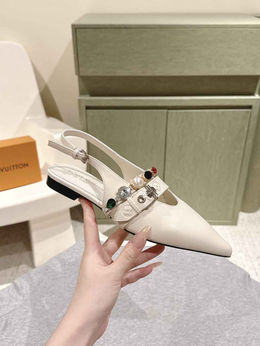 NO:653462,The same style as the LV 2025 autumn and winter show, empty back flat shoes. The body of the shoe is studded with bright gemstones and diamond chains. The sense of luxury is straight away. The official website of the counter has been put on the shelves simultaneously. The classic pointed toe design is restored to the original last shape 1:1, visually extending the leg length in an instant. Delicately wrapped in imported calfskin. Skin-friendly sheepskin lining. Italian genuine leather sole. The word 'high-end' is written on every step. The minimalist design has its own aura of nobility. It is not picky to wear.  On your feet, you look like a rich lady. She walks with wind, looks slim and versatile, close your eyes and buy a pair that you won’t regret #LVNew #Big Brand Shoes #Advanced Sense of Wear #Classic Pointed Shoes Fabric: imported calfskin, high-quality sheepskin lining Sole: Italian genuine leather sole Heel: 1 cm flat heel Size 35-41, (40.41 customized non-refundable), high-heeled sandals, louis vuitton, sandals, high  heels,cowhide,sheepskin19860909LV 2025秋冬秀场同款后空平底单鞋 鞋身镶满璀璨宝石钻链 奢华感直接拉满 专柜官网已同步上架 经典尖头设计原版楦型1:1还原 视觉上瞬间延伸腿长 进口小牛皮细腻包裹 内里亲肤羊皮 意大利真皮底 每一步都写着「高级」二字 极简设计却自带贵气光芒 不挑人穿 上脚即是富家大小姐 走路带风 显瘦百搭 闭眼入不后悔的一双 #LV新款#大牌鞋履 #高级感穿搭 #经典尖头鞋 面料:进口小牛皮 内里优质羊皮 鞋底:意大利真皮底 鞋跟:1公分平鞋跟 码数35-41、（40.41定制不退换）,高跟鞋凉鞋,louis vuitton,sandals,high heels,cowhide,sheepskin,Women's Shoes