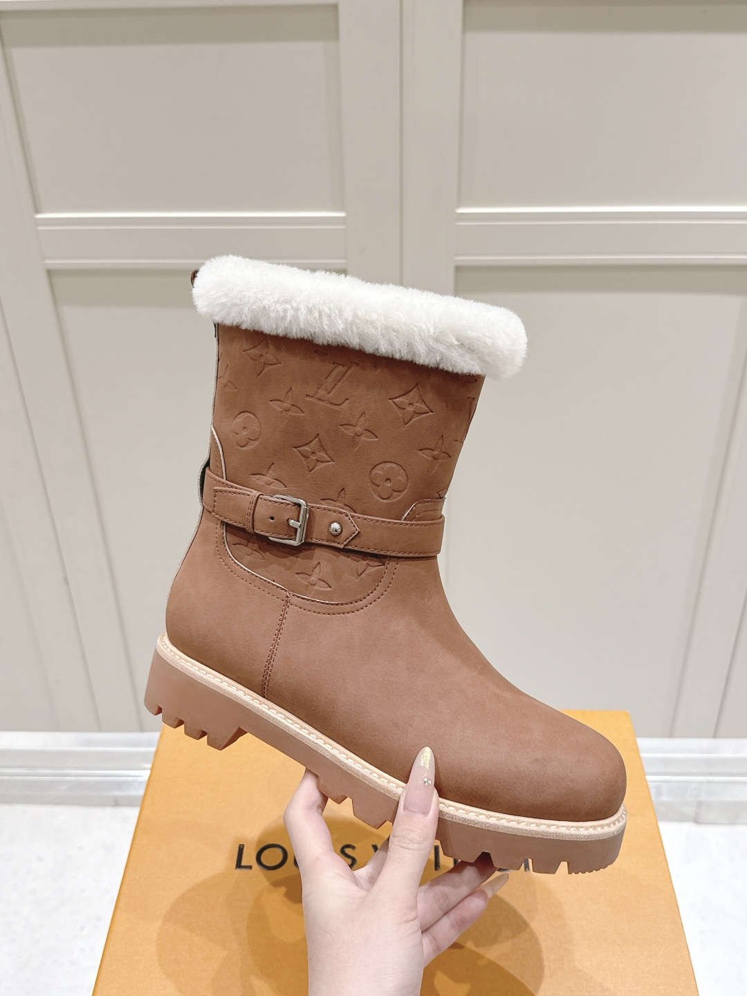 NO:669817,LV Autumn and Winter Rider Boots | The gentle encounter of silk cowhide and wool lining has an eye-catching high-end feel, from the buckle decoration to the collar tops, the details are all luxurious. The three-dimensional round toe shape quietly modifies the leg shape, and the medium thick heel design elongates the proportion, making you look slimmer instantly when you put it on. The thickened rubber tire sole is non-slip and easy to walk, allowing you to control the whole autumn and winter steadily. The slip-on design is lazy but refined, and every step is based on taste.  Purchasing-level quality, comes with advanced filters, this pair is really full of 'effortless fashion' #LV Knight Boots #Autumn and Winter Boots #Advanced Sense of Wear #Luxury Boots Fabric: Silk cowhide Lining: Imitation wool Sole: Rubber tire sole Size 35-41 (40, 41, customization is non-refundable), snow boots, louis vuitton, boots, cowhide19860909LV秋冬骑士靴｜丝绸牛皮与羊毛内里的温柔邂逅 一眼心动的高级感,从扣带装饰到领口毛条,细节皆是奢华.立体圆头楦型悄悄修饰腿型,中粗跟设计拉长比例,穿上即刻显瘦 加厚橡胶轮胎底,防滑好走,稳稳驾驭整个秋冬.一脚蹬设计,慵懒却不失精致,每一步都踩在品味之上. 代购级品质,自带高级滤镜,这双真的写满了“不费力时髦” #LV骑士靴 #秋冬靴子 #高级感穿搭 #奢侈品靴子 面料: 丝绸面牛皮 内里: 仿胎羊毛 鞋底: 橡胶轮胎底 码数35-41（40、41、定制不退不换),雪地靴,louis vuitton,boots,cowhide,Women's Shoes