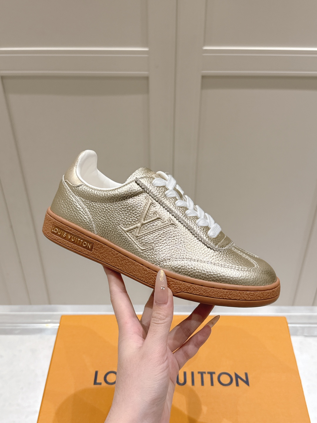 NO:669812,LV autumn limited-edition skate shoes | The aristocratic elegance captured at a glance. The same model worn by stars in the show. Finally on the shelves. Hand-carved in a century-old workshop. Every stitch tells the story of luxury. The shoe body is made of first-layer pebbled cowhide, covered with gilded silver metallic cowhide. It is lined with skin-friendly lambskin and feels like falling into the clouds. The classic Monogram logo is embellished on the laces to shine with identity during every step. The original thickened rubber sole has a lazy and high-end feel.  Even the packaging is an iconic drawer gift box. You can enjoy the ritual feast right out of the box #LVAutumnace #Non-tiring divine shoes #lazy high-end sense #luxury wear illustration. Collection-level item. It is a walking art when you put it on. Fabric: pebbled cowhide. Lining: high-grade sheepskin. Color: white, gold, silver. Number of yards: 35 to 41 (40 to 41 custom-made, non-returnable), casual shoes/sports shoes, louis  vuitton,sneakers,cowhide,sheepskin19860909LV秋季限定滑板鞋｜一眼沦陷的贵族优雅 秀场明星私服同款 终于等来上架 百年工坊手作雕琢 每个针脚都在诉说奢侈 鞋身选用头层荔枝纹牛皮 覆以鎏金银丝金属牛皮 内衬亲肤小羊皮 触感如坠云端 经典Monogram标识点缀鞋带 在步履间闪耀身份 原版加厚橡胶鞋底 自带慵懒高级感 连包装都是标志性抽屉礼盒 开箱即享仪式盛宴 #LV秋季王牌 #穿不腻的神鞋 #懒人高级感 #奢侈品穿搭图鉴 收藏级单品 穿上即是行走的艺术品 面料荔枝纹牛皮  内里高档羊皮 颜色白色 金色 银色 码数: 35一41（40 41 定做 不退换),休闲鞋/运动鞋,louis vuitton,sneakers,cowhide,sheepskin,Women's Shoes