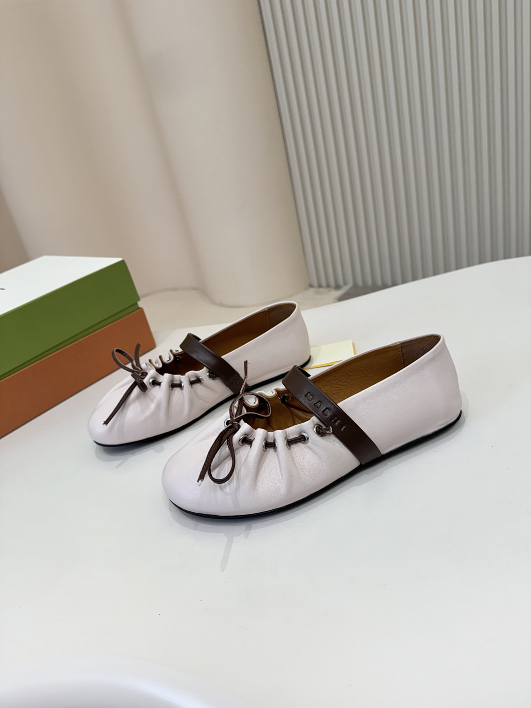 NO:707087,2026SS new spring and summer · MARNI high-end line Angelababy's same style Pleated bow ballet flats Gentle Mary Jane Interpretation of classic rebirth Round toe outline Contrast color upper Brown tone bow Thin strap embellishment Perfect balance of cuteness and minimalism A pair of super cute MARNI ballet shoes Color-blocking design brings a lazy atmosphere Lace-up details are sweet and cool, easy to retract and retract It's the romantic season of Balletcore Open the shoe cabinet  It is the one that can match everything and can also light up everything. The texture and details live up to #MARNI2026spring and summer #ballet stylereturn #high-endwear #niche shoes Calfskin upper, sheepskin lining, molded rubber outsole, size 35-39 (40.41 custom-made, non-refundabl198609092026SS 春夏上新 · MARNI高端线 Angelababy同款 褶皱蝴蝶结芭蕾平底鞋 温柔玛丽珍 演绎经典新生 圆头轮廓 撞色鞋面 棕调蝴蝶结 细绑带点缀 可爱与极简的完美平衡 一双超嗲的MARNI芭蕾鞋 拼色设计自带慵懒氛围 系带细节甜酷刚好 收放自如 又到Balletcore浪漫季 打开鞋柜 它是那件 能搭配一切 亦能点亮一切的存在 质感与细节 皆不辜负 #MARNI2026春夏 #芭蕾风回归 #高级感穿搭 #小众鞋款 鞋面小牛皮 内里垫脚羊皮 鞋底开模橡胶大底 码数35-39（40.41定做不退换）,芭蕾舞鞋,marni,mary jane,flats,cowhide,sheepskin,Women's Shoes