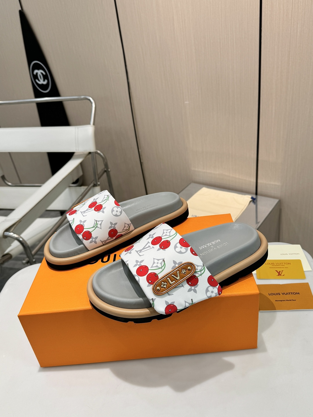 NO:682897,Top Luxury Collection | LV Counter Spring Promotion 2026 Spring and Summer New Land | Luxury Charm Redefined When classic old flowers meet gilded cherries Metal badges are embellished with mercerized fabrics. The curvature of the water table gently supports your feet. Every step feels like stepping on the clouds - Overseas bloggers' private server appearance rate is TOP. The perfect symphony of retro soul and modern lines. Official recommendation |: Collection version. This is the name of high-end induction.  Original TPU sole｜The same material from the counter. Wear it and you will wear the elegance of the whole spring #Louis Vuitton aesthetics #cherry slippers #luxury wear #high-end single product Collectible beauty｜Waiting for you who understand ━━━━━ t ━━━━━ Cherry presbyopia fabric at the upper counter Inside: Top mixed sheepskin outsole Original molded TPU outsole  Shoe size: 35-43 (42/43 customized), casual shoes/sports shoes, louis vuitton, louis vuitton, sneakers, slippers, sheepskin19860909顶奢典藏｜LV专柜春季主推   2026春夏新境｜奢韵再定义 当经典老花邂逅鎏金樱桃 金属徽章点缀丝光面料 水台弧度温柔托起双足 每一步都像踏在云端 - 海外博主私服出镜率TOP 复古灵魂与摩登线条的完美交响 官首推｜:臻藏版型 这才是高级感应有的名字   原版TPU鞋底｜专柜同源材质 穿上它 便穿上了整个春天的优雅 #路易威登美学 #樱桃拖鞋 #顶奢穿搭 #高级感单品 收藏级美物｜等待懂得的你 ━━━━━ t ━━━━━ 鞋面专柜樱桃老花面料 内里: 顶级混种羊皮 大底原版开模TPU大底 鞋码: 35-43（42/43定制）,休闲鞋/运动鞋,louis vuitton,louis vuitton,sneakers,slippers,sheepskin,Women's Shoes
