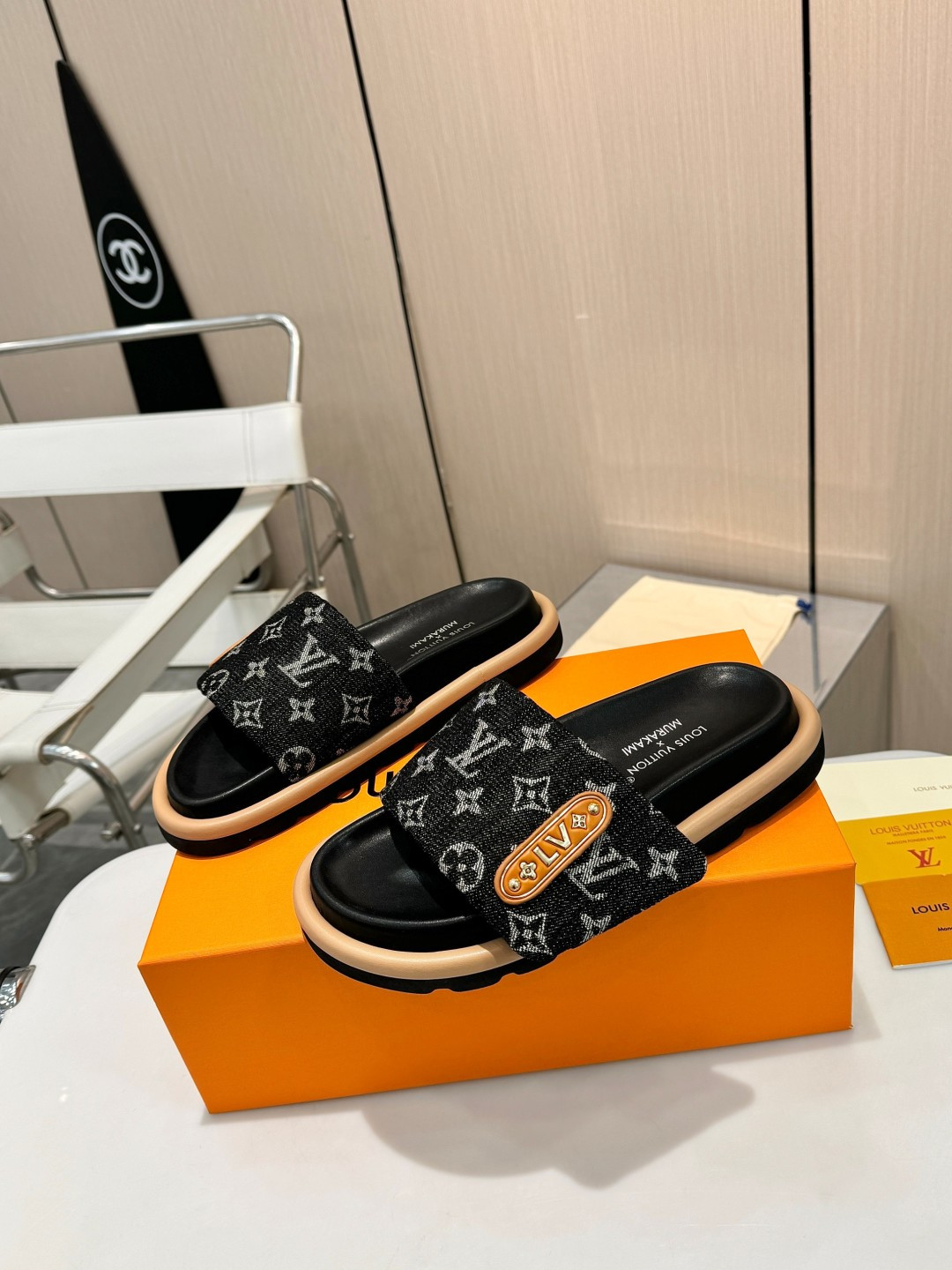 NO:682896,The ultimate luxury | Summer denim roaming 2026 spring and summer new fashion Louis Vuitton counter's flagship denim print slippers Reshape the definition of summer with classic presbyopia Select the same denim fabric from the counter The metal logo is slightly shimmering Ergonomically gentle water table Original TPU lightweight soles Every step steps on the poetry of curves Private collection list of global bloggers TO When retro soul meets contemporary aesthetics The romantic statement recommended by the official website  We use 1:1 ingenuity to reproduce the breath of luxury goods #上 luxury replica #LV denim slippers #老花新interpretation 'On the feet is a high-level narrative' - a collection-level item that aestheticians have quietly started to buy (it is recommended to match the picture with a marble background/café outdoor shot/feet close-up + English magazine layout) ━━━━━ t ━━━━━ Denim fabrics at the shoe upper counter  Inner lining: Top-grade mixed sheepskin outsole original molded TPU outsole Shoe size: 35-43 (customized 42/43), casual shoes/sports shoes, louis vuitton, louis vuitton, sneakers, slippers, sheepskin19860909顶奢之境｜夏日牛仔漫游 2026春夏新风尚 路易威登专柜主打款牛仔印花拖鞋 以经典老花重塑夏日定义 甄选专柜同源丹宁面料 金属徽标鎏光微烁 符合人体工学的温柔水台 原版TPU轻盈鞋底 每一步都踏在曲线的诗篇上 全球博主私藏名单TO 当复古灵魂邂逅当代美学 官网首推的浪漫宣言 我们用1:1匠心复刻奢侈品的呼吸 #顶奢复刻 #LV牛仔拖鞋 #老花新绎 「上脚即是高级叙事」 —— 收藏级单品 美学家已悄然入手（配图建议搭配大理石纹背景/咖啡厅外拍/足部特写+英文杂志排版） ━━━━━ t ━━━━━ 鞋面专柜牛仔面料 内里: 顶级混种羊皮 大底原版开模TPU大底 鞋码: 35-43（42/43定制）,休闲鞋/运动鞋,louis vuitton,louis vuitton,sneakers,slippers,sheepskin,Women's Shoes