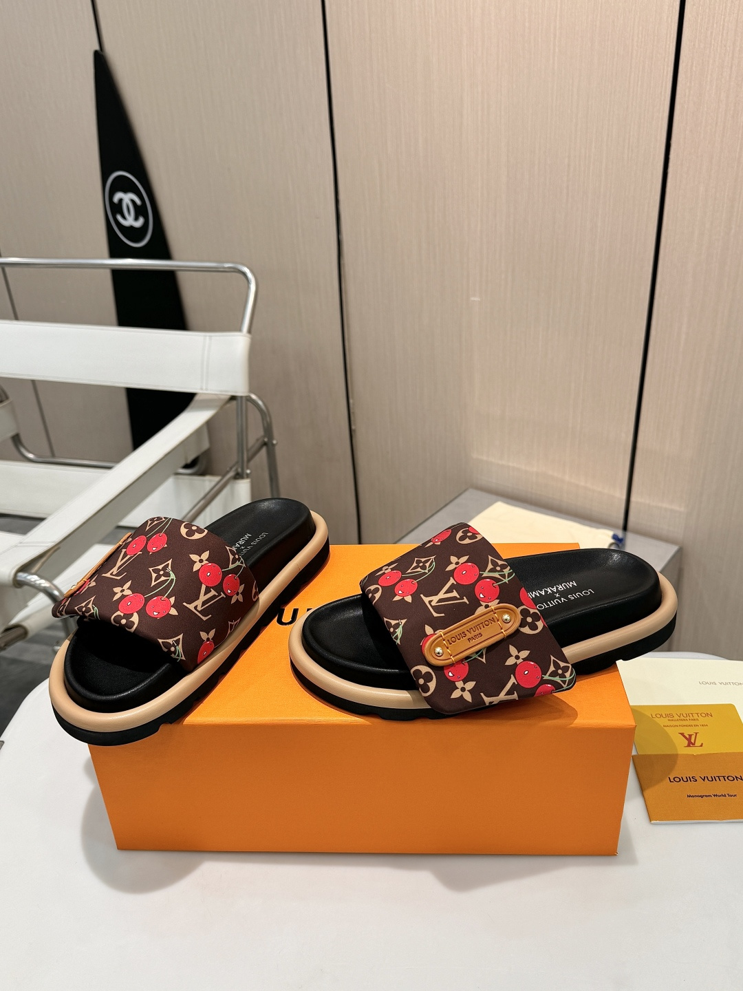 NO:682898,Top luxury collection | LV counter spring promotion 2026 spring and summer new realm | Luxury charm redefined When classic old flowers meet gilded cherries. Leather three-dimensional embossed badges are embellished with mercerized fabrics. The curvature of the water table gently supports your feet. Every step feels like stepping on the clouds - Overseas bloggers' private server appearance rate is TOP. The perfect symphony of retro soul and modern lines. Official recommendation |: Zhenzhi version. This is the name of high-end induction.  Original TPU sole｜The same material from the counter. Wear it and you will wear the elegance of the whole spring #Louis Vuitton aesthetics #cherry slippers #luxury wear #high-end single product Collectible beauty｜Waiting for you who understand ━━━━━ t ━━━━━ Cherry presbyopia fabric at the upper counter Inside: Top mixed sheepskin outsole Original molded TPU outsole  Shoe size: 35-43 (42/43 customized), casual shoes/sports shoes, louis vuitton, louis vuitton, sneakers, slippers, sheepskin19860909顶奢典藏｜LV专柜春季主推   2026春夏新境｜奢韵再定义 当经典老花邂逅鎏金樱桃 真皮立体压印徽章点缀丝光面料 水台弧度温柔托起双足 每一步都像踏在云端 - 海外博主私服出镜率TOP 复古灵魂与摩登线条的完美交响 官首推｜:臻藏版型 这才是高级感应有的名字   原版TPU鞋底｜专柜同源材质 穿上它 便穿上了整个春天的优雅 #路易威登美学 #樱桃拖鞋 #顶奢穿搭 #高级感单品 收藏级美物｜等待懂得的你 ━━━━━ t ━━━━━ 鞋面专柜樱桃老花面料 内里: 顶级混种羊皮 大底原版开模TPU大底 鞋码: 35-43（42/43定制）,休闲鞋/运动鞋,louis vuitton,louis vuitton,sneakers,slippers,sheepskin,Women's Shoes