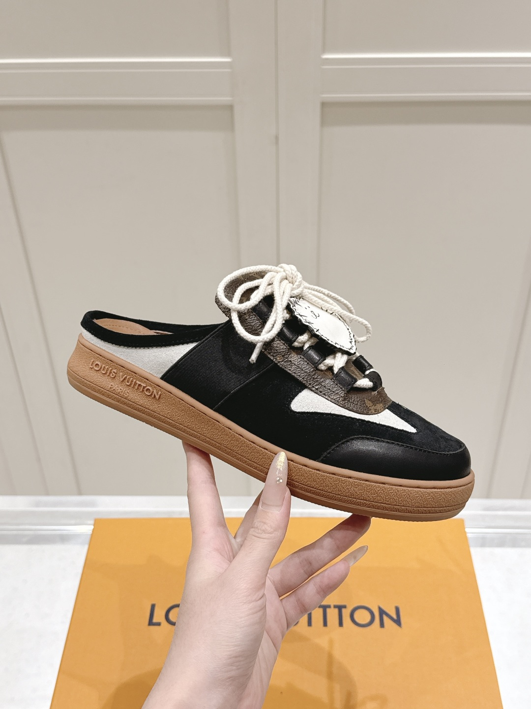 NO:693410,LV toe-toe slippers Lazy aesthetics·Luxury in your steps Lazy and casual, yet high-end style A pair of shoes that defines your calm attitude Classic front strap design outlines the elegant curvature of your toes Flexible cowhide lining, skin-friendly wrapping Every step is on the clouds Original cloth and rubber sole meet Texture collision, non-slip and safe Black and gold color matching interprets eternal luxury Low-key light flowing in the sun Open the exquisite drawer gift box  Start a ceremonial shoe-wearing experience. The official website is updated simultaneously to stay one step ahead in fashion. 'Laziness is the highest level of sophistication.' From the living room to the street corner, it is your elegant stretch show #LV lazy shoes #Advanced sense of wear #luxury items Fabric cowhide with original fabric Lining high-grade sheepskin Sole: original rubber sole for skateboard Size: women's size 35 to 41, half drag, louis vuitton, slippers, cowhide, sheepskin19860909LV包头拖鞋 慵懒美学·步履间的奢享 慵懒随性,不失高级格调 一双鞋,定义你的从容态度 经典前绑带设计 勾勒足尖优雅弧度 柔韧牛皮内里,亲肤包裹 每一步都踏在云端 原版布面与橡胶底相遇 质感碰撞,防滑安心 黑金配色诠释永恒奢华 阳光下流转低调光芒 拉开精致抽屉礼盒 开启仪式感的穿鞋体验 官网同步更新 让时尚领先一步 「慵懒是最高级的精致」 从客厅到街角 皆是你优雅伸展的秀场 #LV懒人鞋 #高级感穿搭 #奢华单品 面料牛皮配原版布料 内里高档羊皮 鞋底:滑板原版橡胶底 码数: 女码35一41,半拖,louis vuitton,slippers,cowhide,sheepskin,Women's Shoes