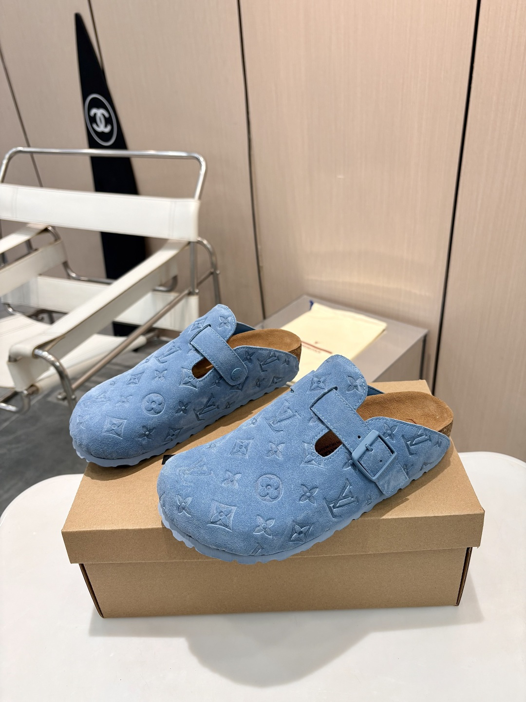 NO:788654,Men's and Women's LV Couple's Baotou Slippers | Full of high-end feel, you can walk with wind!  This pair of LV classic toe-cap slippers is simply a 'walking grass-planting machine'!  Original three-dimensional embossed cowhide + cowhide fabric, the texture is high-end at first glance, and you will become a rich daughter/son in seconds~ Why do you have to join TA?  Original embossed cowhide - clear texture but not cheap, classic presbyopia yyds belt buckle + metal logo - ecstatic control of details, exquisite to the heel!  Sheepskin lining + cushioned footbed - it feels like stepping on clouds, and you won't feel tired when you go shopping~ Non-slip rubber sole - you are as stable as a mountain when walking, and you are not afraid of slipping on rainy days!  Couple outfit ceiling Whether it is shorts, T-shirts or long skirts and suits, pairing these shoes with each other will immediately create a lazy and high-end atmosphere!  Everyday outings/vacation trips, any photo shoot looks like a blockbuster. The texture and foot feel only available in the high-end version, it is not a hit or a hit on the street!  Heartbeat is not as good as action, and true love is true when pairs are in pairs~ #LVcoupleslippers #luxury-sensewear #easy-to-wear without tiring feet #couples must-have Sizes Women’s 35-41 Men’s 39-46, half drag, louis vuitton, slippers, skirts, shorts, tees, t-shirt, business suit, cowhide, sheepskin19860909女男款 LV情侣款包头拖鞋｜高级感拉满,走路都带风！ 这双LV经典包头拖鞋,简直是「行走的种草机」！原版立体压花牛皮+牛猄面料,质感一眼高级,上脚秒变富贵千金/公子～ 为什么一定要入TA？ 原版牛皮压花——纹理清晰不廉价,经典老花yyds 皮带扣+金属logo——细节控狂喜,精致到后脚跟！ 羊皮内里+软垫鞋床——踩下去像踩云朵,逛街穿也不累jio～ 防滑橡胶底——走路稳如泰山,雨天也不怕滑！ 情侣穿搭天花板 不管是短裤T恤还是长裙西装, 这双鞋一搭,立刻拉满慵懒又高级的氛围感！ 日常出街/度假旅行,随便拍都像大片 高版本才有的质感和脚感,不撞款不烂街！ 心动不如行动,双双对对才是真爱～ #LV情侣拖鞋 #高级感穿搭 #好穿不累脚 #情侣必备  码数 女款35－41 男款39－46,半拖,louis vuitton,slippers,skirts,shorts,tees，t-shirt,business suit,cowhide,sheepskin,Women's Shoes