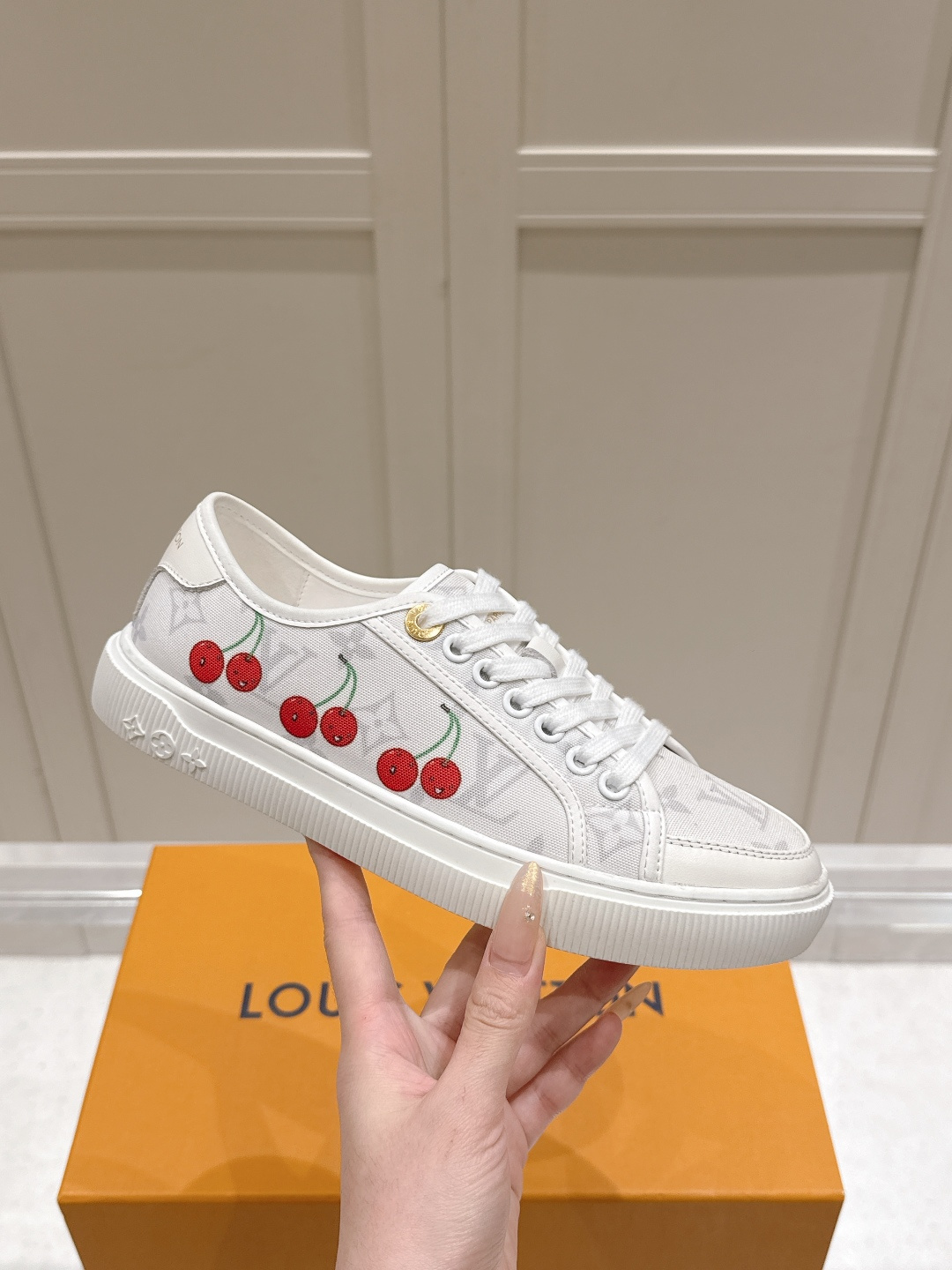 NO:707064,LV women's white shoes Skateboard shoes | A romantic walk that blooms with the spring. Select original printed fabrics and embellished with flexible calfskin. Classical cherry patterns and bright colorful flowers are gently intertwined. Light laces wrap the elegant curvature of the feet. Customized thick soles with delicate non-slip texture. Walking is poetic. Steps are steady and calm. Even the packaging is a view. The drawer gift box opens lightly, and the sense of ritual blooms quietly. A pair of white shoes worth collecting.  It is also a luxury and beauty hidden in daily life #LVskate shoes #Designer Xiaobai Shoes #Spring Outfit #Gift Selection #walking flowers Fabric high-end cowhide with original printed fabric High-end sheepskin lining Sole: Original skateboard rubber sole Size: Women 35 to 41, casual shoes/sports shoes, louis vuitton, sneakers, cowhide, sheepskin19860909LV女式小白鞋 滑板鞋｜与春日一同盛放的步履浪漫 甄选原版印花面料 缀以柔韧小牛皮 古典樱桃纹与明丽五彩花卉温柔交织 轻盈系带 包裹双足优雅弧度 定制厚底搭载细腻防滑纹理 行走如诗 步步安稳亦从容 连包装皆是风景 抽屉礼盒轻启 仪式感悄然绽放 一双值得收藏的小白鞋 亦是一份藏进日常的奢美心意 #LV滑板鞋 #设计师款小白鞋 #春日穿搭 #礼物甄选 #步履生花 面料高端牛皮配原版印花面料 内里高档羊皮 鞋底:滑板原版橡胶底 码数: 女 35一41,休闲鞋/运动鞋,louis vuitton,sneakers,cowhide,sheepskin,Women's Shoes