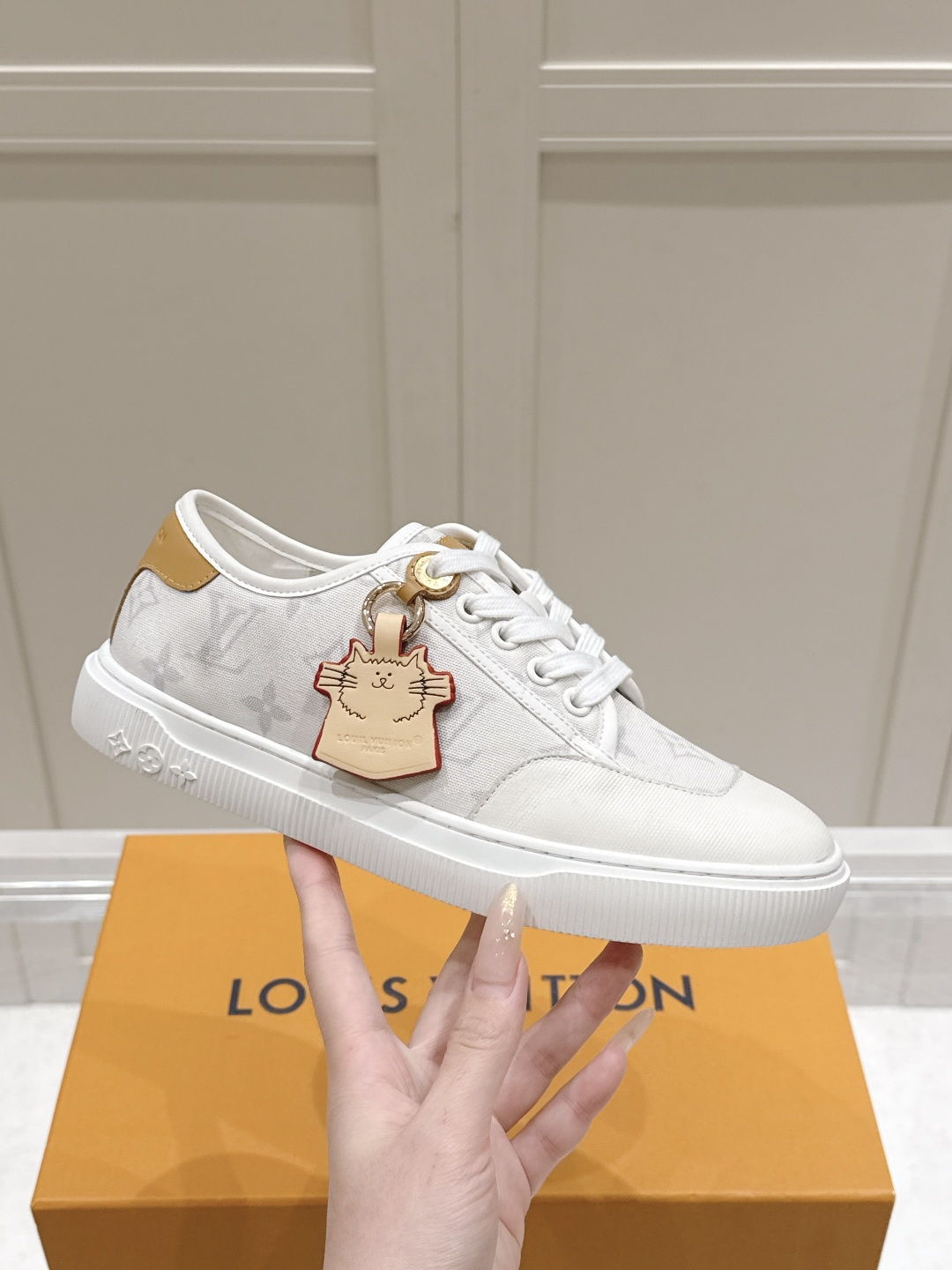 NO:707066,LV skate shoes, white shoes for women, pure and simple | luxury class setting, original printed fabric × flexible calfskin, small cat pendant, smart and playful, hidden in elegance, front lace design | accessory set, mini bag and cute doll included, every detail is thoughtful, full of heart, custom rubber thick sole | hidden anti-slip texture, walking like poetry, steady and calm every step, even the packaging has its own scenery  The drawer gift box slowly opens, and the sense of ceremony quietly blooms #luxury wear #designer小白hoes #gift season #lv skate shoes #ootd Fabric high-end cowhide with original printed fabric High-end sheepskin lining Sole: Original skateboard rubber sole Size: Female 35 to 41, casual shoes/sports shoes, louis vuitton, sneakers, mini bags, cowhide, sheepskin19860909LV滑板鞋 女士小白鞋    纯净至简｜奢阶定调 甄选原版印花面料×柔韧小牛皮 小猫吊坠轻曳 灵动点睛 一份俏皮 藏于优雅之间 前系带设计｜配饰套装加持 随赠迷你包与萌趣公仔 细节皆礼 心意满载 定制橡胶厚底｜暗藏防滑纹理 行走如诗 步步安稳从容 连包装都自成风景 抽屉礼盒徐徐拉开 仪式感悄然绽放 #奢侈感穿搭 #设计师款小白鞋 #礼物季 #lv滑板鞋 #ootd 面料高端牛皮配原版印花面料 内里高档羊皮 鞋底:滑板原版橡胶底 码数: 女 35一41,休闲鞋/运动鞋,louis vuitton,sneakers,mini bags,cowhide,sheepskin,Women's Shoes