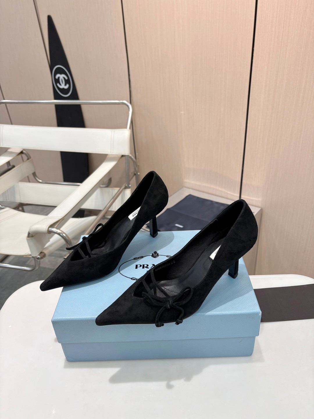 NO:711161,PRADA Early Spring Dream Series｜7.5cm pointed toe shoes with bow embellishment, romantic and not sweet, V-shaped shoe opening, modified ankle line, sheepskin fabric with gentle luster, 7.5cm heel height, quietly elongating the legs, Italian genuine leather sole, light and easy to walk, soft light gold color, full of high-end, soft but powerful, gentle without losing aura, every detail is ingenuity, you can enjoy the T-stage atmosphere on your feet. Dating | Banquet | Daily Commuting  Let you shine in the crowd #Prada girl # High-end single shoes # Early spring wear # Light luxury high heels 1 upper imported high mercerized sheepskin 2 lining imported mixed sheepskin 3 outsole Italian genuine leather outsole 4 size 35-40 (34 / 41 can be customized), high-heeled shoes, prada, high heels, sheepskin, sheep, Leather soles19860909PRADA早春造梦系列｜7.5cm尖头单鞋 蝴蝶结点缀 浪漫不甜腻 V形鞋口 修饰脚踝线条 羊猄面料泛着温柔光泽 7.5cm跟高 悄悄拉长双腿 意大利真皮鞋底 轻盈好走 柔光浅金配色 高级感拉满 柔软却有力量 温柔不失气场 细节处皆是匠心 上脚即享T台氛围 约会｜宴会｜日常通勤 让你在人群中自带光芒 #Prada女孩 #高级感单鞋 #早春穿搭 #轻奢高跟鞋 1鞋面进口高丝光羊猄 2内里进口混种羊皮 3大底意大利真皮大底 4码数35-40（34 / 41 可订做),高跟鞋单鞋,prada,high heels,sheepskin,sheep,Leather soles,Women's Shoes