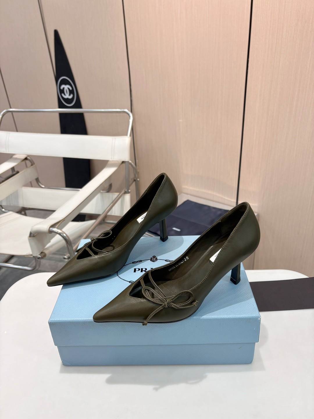 NO:711147,PRADA 7.5cm pointed toe shoes, a dream come true in early spring｜Soft light has arrived. The bow meets the V-shaped shoe opening, which outlines the elegant curvature of the toe. The light and shadow flow on the imported mixed sheepskin, giving a gentle luster with every step. The 7.5cm stiletto heel quietly elongates the line. Italian genuine leather sole, light and calm. Soft and powerful, nobility is hidden in the details. From fabrics to craftsmanship, the same ingenuity as the counter.  On your feet, you will have the aura of walking in the clouds. Dating｜dinner｜daily outings May you be the center of attention at any time #Prada girl #High-end single shoes #Early spring wear #Luxury high heels 1 imported mixed sheepskin upper 2 imported sheepskin lining 3 outsole Italian genuine leather outsole 4 size 35-40 (34 / 41 can be customized), high-heeled shoes, prada, high heels, sheepskin, Leather soles19860909PRADA 7.5cm 尖头单鞋 早春造梦｜柔光已至 蝴蝶结邂逅 V 形鞋口 勾勒足尖优雅弧度 光影流转于进口混种羊皮 每一步都踏着温柔的光泽 7.5cm 细跟悄然拉长线条 意大利真皮底,轻盈亦从容 柔中带力,贵气藏于细节 从面料至工艺 精琢专柜同款匠心 上脚,即是漫步云端的气场 约会｜晚宴｜日常出街 愿你随时成为目光落点 #Prada女孩 #高级感单鞋 #早春穿搭 #轻奢高跟鞋 1鞋面进口混种羊皮 2内里进口羊皮 3大底意大利真皮大底 4码数35-40（34 / 41 可订做),高跟鞋单鞋,prada,high heels,sheepskin,Leather soles,Women's Shoes