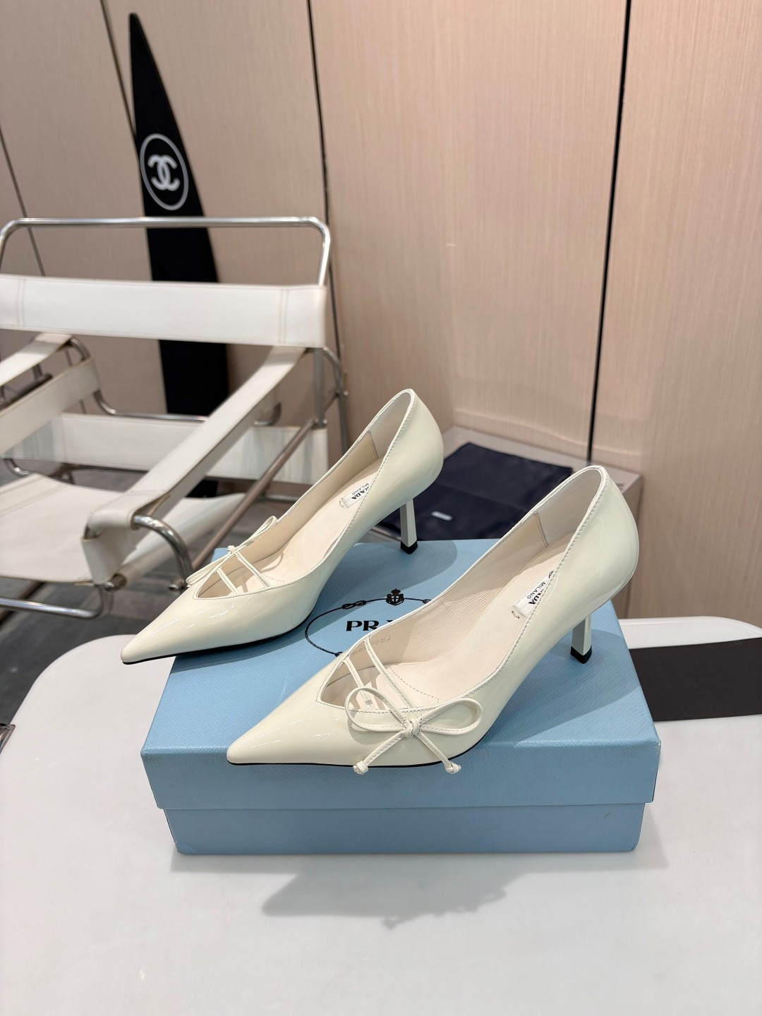 NO:711173,PRADA's early spring exclusive dream 7.5cm pointed-toe shoes. Soft patent leather. High-end luster when walking. Bow knot embellished on the V-shaped shoe opening. 7.5cm stiletto heel subtly elongates the leg line. Italian genuine leather soles. Walking like wind. Gentle and powerful. Blooming elegance in details - imported fabrics | three-dimensional tailoring | 1:1 replica counter craftsmanship. The foot has a T-stage aura, whether it is a romantic date, an exquisite dinner or to brighten up daily wear.  It can make you instantly become the focus of the protagonist #Prada girl #High-end single shoes #Early spring wear #Luxury high heels 1 imported patent leather upper 2 imported hybrid sheepskin lining 3 outsole Italian genuine leather outsole 4 size 35-40 (34 / 41 can be customized), high-heeled shoes, prada, high heels, sheepskin, Leather soles19860909PRADA早春限定梦境 7.5cm尖头单鞋 柔光漆皮 步履间尽显高级光泽感 蝴蝶结缀于V型鞋口 7.5cm细跟巧妙拉长腿部线条 意大利真皮鞋底 行走如风 温柔力量感 于细节中绽放贵气 —— 进口面料｜立体剪裁｜1:1复刻专柜工艺 上脚即拥有T台气场 无论是浪漫约会、精致晚宴 或是点亮日常穿搭 都能让你瞬间成为焦点主角 #Prada女孩 #高级感单鞋 #早春穿搭 #轻奢高跟鞋 1鞋面进口漆皮 2内里进口混种羊皮 3大底意大利真皮大底 4码数35-40（34 / 41 可订做),高跟鞋单鞋,prada,high heels,sheepskin,Leather soles,Women's Shoes