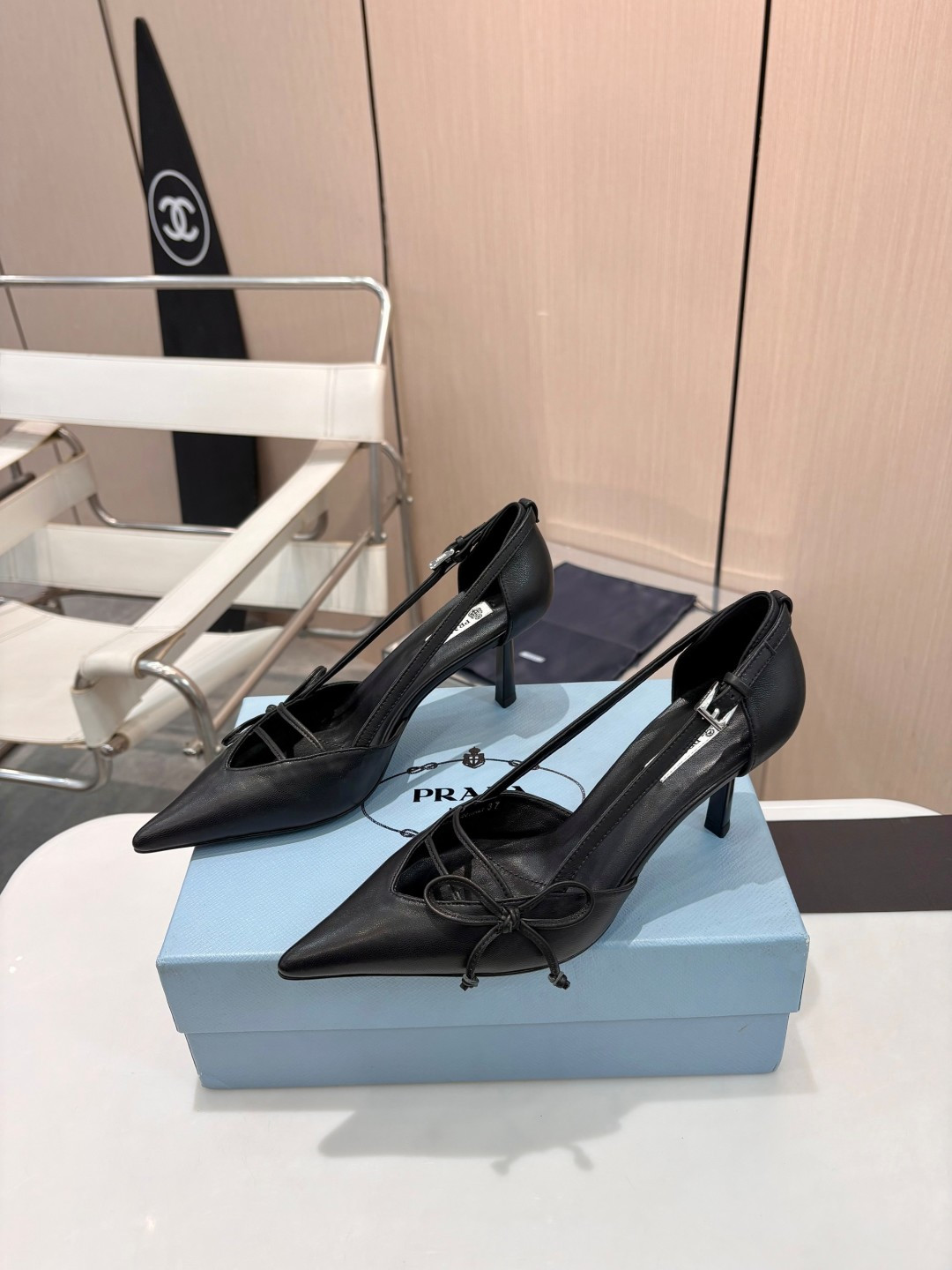 NO:711164,PRADA 7.5cm pointed-toe hollow shoes, a dream come true in early spring｜Soft light has arrived. The bow meets the V-shaped shoe opening, which outlines the elegant curvature of the toe. The light and shadow flow on the imported mixed sheepskin, giving a gentle luster with every step. The 7.5cm stiletto heel quietly elongates the line. Italian genuine leather sole, light and calm. Soft and powerful, nobility is hidden in the details. From fabrics to craftsmanship, the same ingenuity as the counter.  On your feet, you will have the aura of walking in the clouds. Dating｜dinner｜daily outings May you be the center of attention at any time #Prada girl #High-end single shoes #Early spring wear #Luxury high heels 1 imported mixed sheepskin upper 2 imported sheepskin lining 3 outsole Italian genuine leather outsole 4 size 35-40 (34 / 41 can be customized), high-heeled shoes, prada, high heels, sheepskin, Leather soles19860909PRADA 7.5cm 尖头中空单鞋 早春造梦｜柔光已至 蝴蝶结邂逅 V 形鞋口 勾勒足尖优雅弧度 光影流转于进口混种羊皮 每一步都踏着温柔的光泽 7.5cm 细跟悄然拉长线条 意大利真皮底,轻盈亦从容 柔中带力,贵气藏于细节 从面料至工艺 精琢专柜同款匠心 上脚,即是漫步云端的气场 约会｜晚宴｜日常出街 愿你随时成为目光落点 #Prada女孩 #高级感单鞋 #早春穿搭 #轻奢高跟鞋 1鞋面进口混种羊皮 2内里进口羊皮 3大底意大利真皮大底 4码数35-40（34 / 41 可订做),高跟鞋单鞋,prada,high heels,sheepskin,Leather soles,Women's Shoes