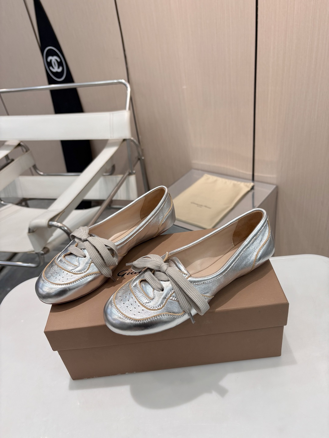 NO:711170,｜Gentle steps in early spring Gianvito Rossi boat shoes · The first pair of shoes in early spring Dedicated to you who know how to live. Step on it lightly and you will fall into a lazy dream. Made of imported full-grain calfskin. The delicate leather is soft and shiny. The texture is high-end. The touch is like a cloud. Two-hole strap design on the forefoot. Casual winding. French elegance. Instant possession. Customized rubber soft sole. Light rebound. Every step is like walking on the clouds.  Fully handmade last that fits the arch of the foot and is perfect for comfort · This early spring, let your feet find the perfect balance between sophistication and comfort #Early Spring New Shoes #Italian Lazy Style #Advanced Single Shoes #Comfortable and Versatile Fabric: Imported cowhide/suede cowhide Lining: Sheepskin Sole: Rubber sole Size: 35--40 (40 custom-made), ballet shoes, cowhide, sheepskin19860909｜早春的步履温柔 吉安维托.罗西 船鞋 · 初春的第一双单鞋 献给懂生活的你 轻轻踏上 便坠入一场慵懒梦境  选用进口全粒面小牛皮 细腻皮质泛着柔润光泽 质感高级 触感如云  前掌两孔绑带设计 随性缠绕 法式优雅即刻拥有 定制橡胶软底 轻盈回弹 每一步都像走在云端 全手工楦型 贴合足弓 舒适度满分 · 这个早春 让双足在精致与惬意间 找到完美平衡 #早春新履 #意式慵懒风 #高级感单鞋 #舒适百搭 面料: 进口牛皮/绒面牛皮 内里: 羊皮 鞋底: 橡胶鞋底 码数: 35--40 (40定做),芭蕾舞鞋,cowhide,sheepskin,Women's Shoes