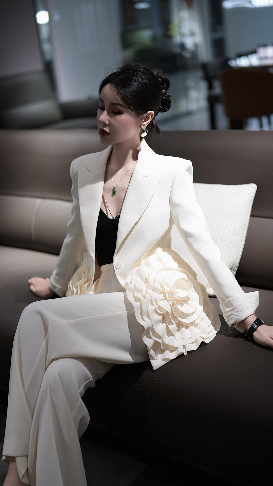 High-Quality Women’s Clothes with Handcrafted Flowers and Glitter for Important Events - 图片 2