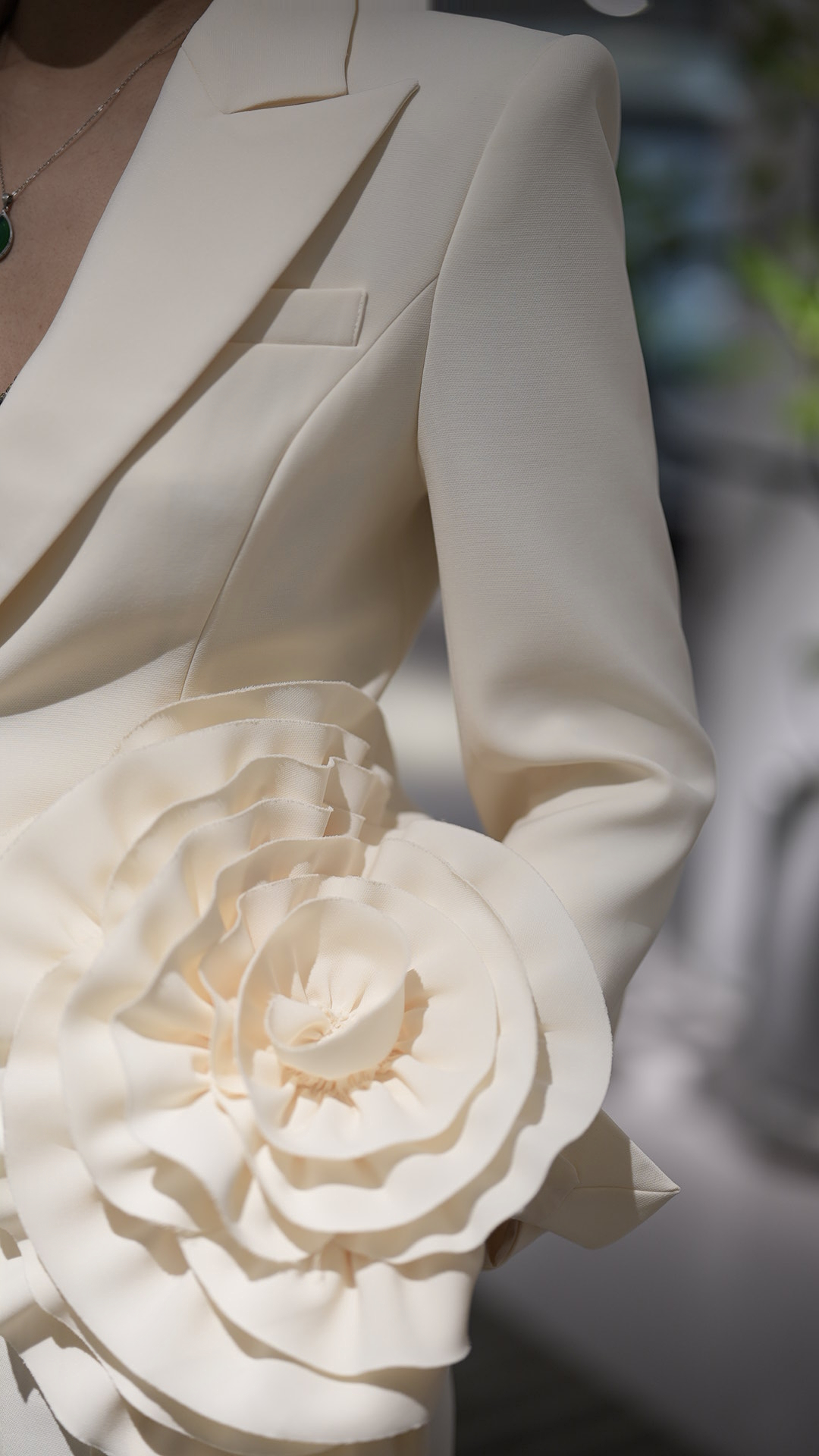 High-Quality Women’s Clothes with Handcrafted Flowers and Glitter for Important Events