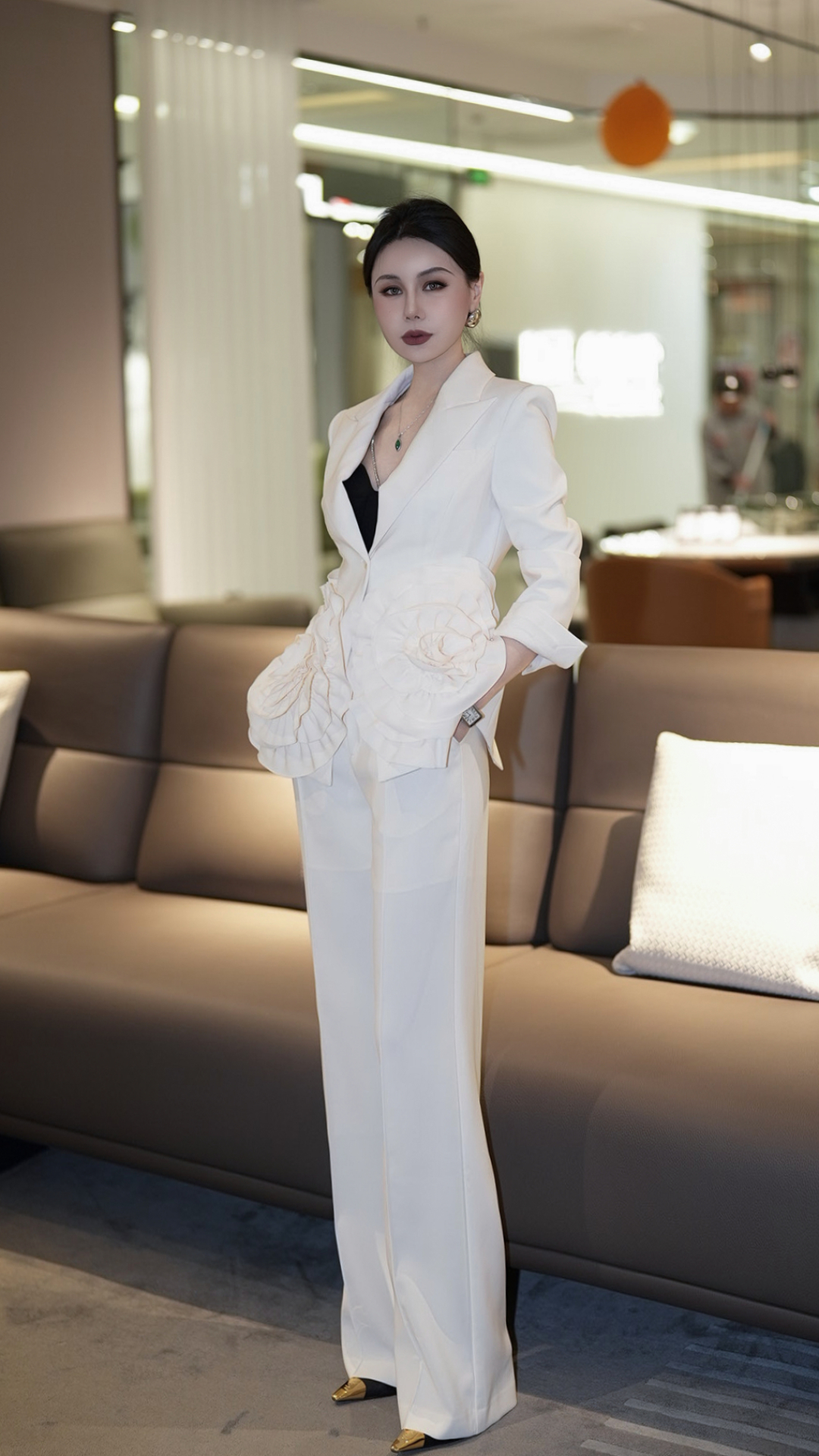 High-Quality Women’s Clothes with Handcrafted Flowers and Glitter for Important Events - 图片 3