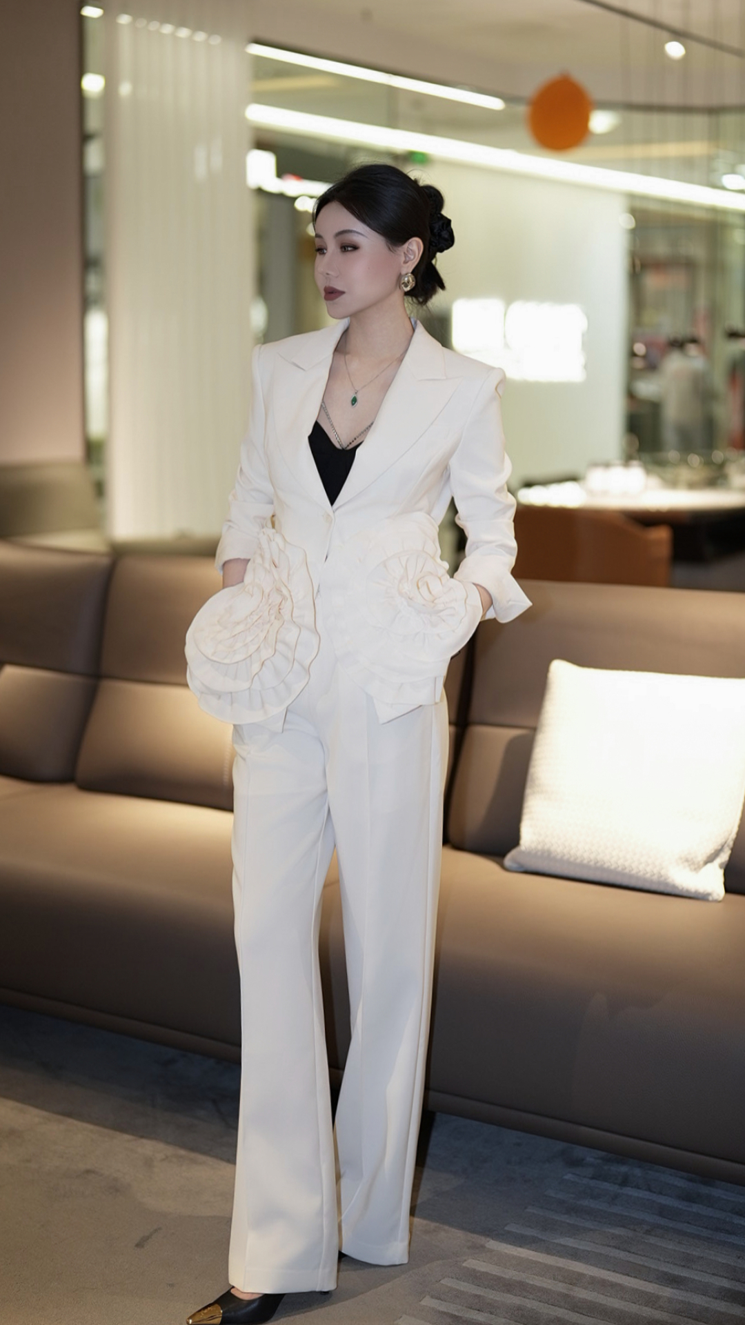 High-Quality Women’s Clothes with Handcrafted Flowers and Glitter for Important Events - 图片 9