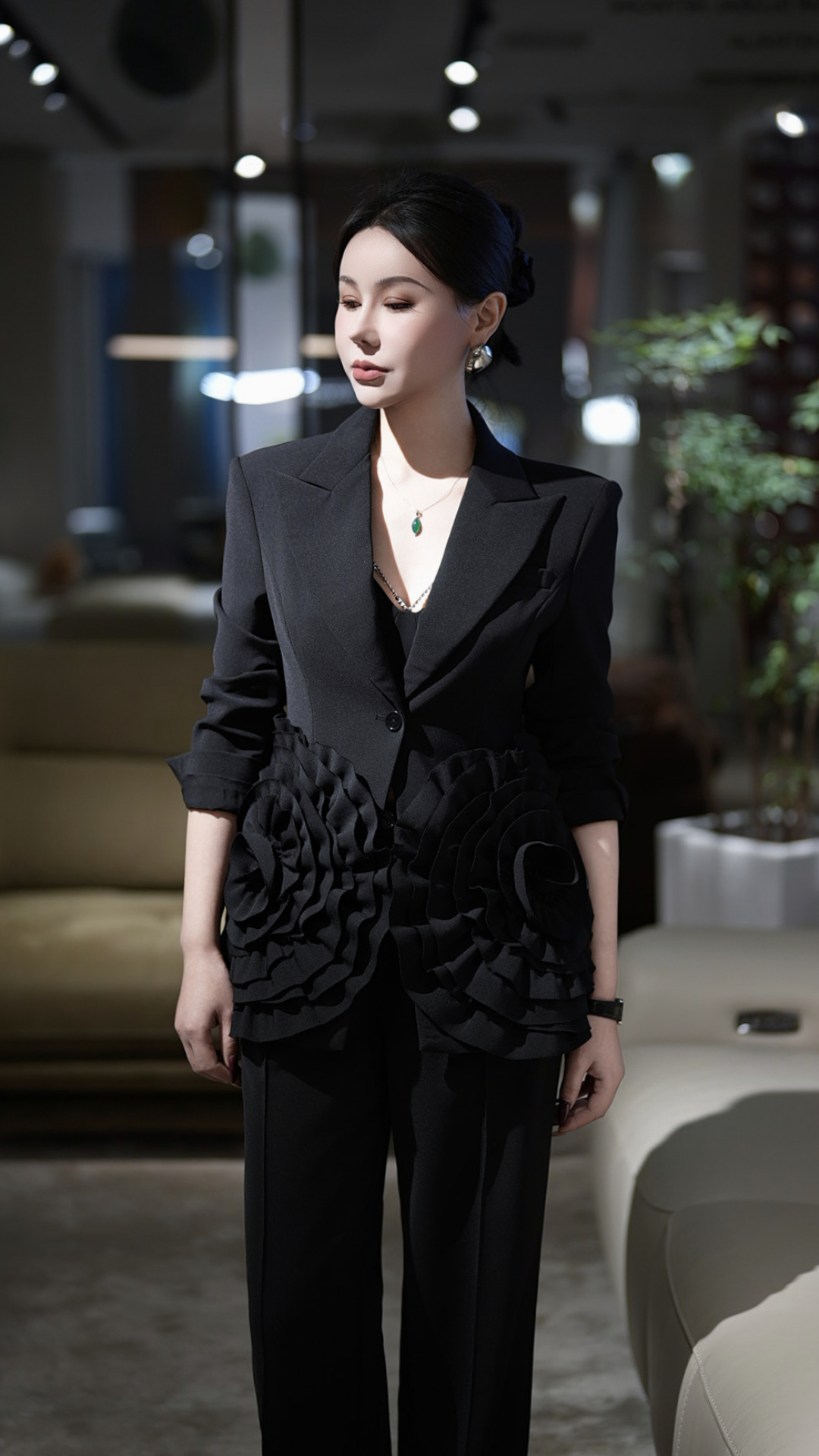 High-Quality Women’s Clothes: Handcrafted Flowers, Glitter, High-End Style for Events. - 图片 5