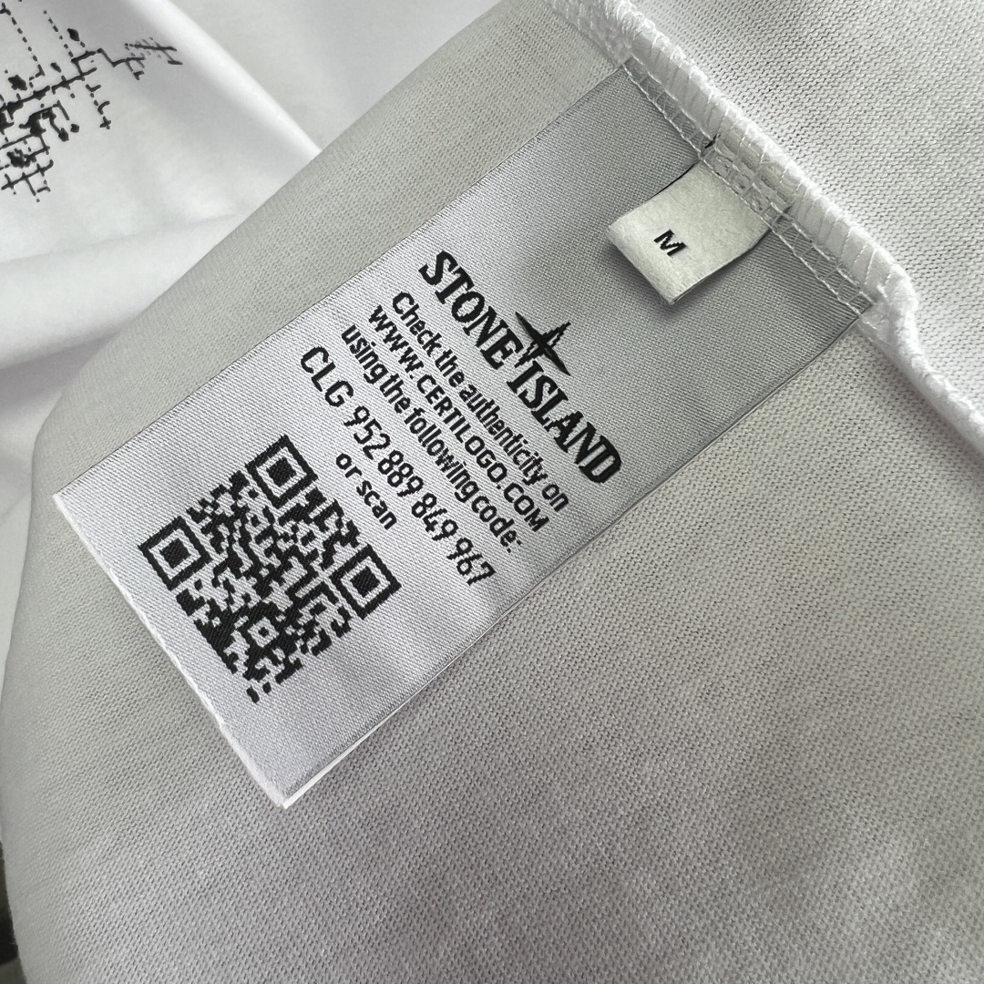 。新款🌟石头岛新款T恤，面料采用顶级原版精梳棉洗水面料，立体印花图案设计，时尚潮流，顶级的做工，高端品质