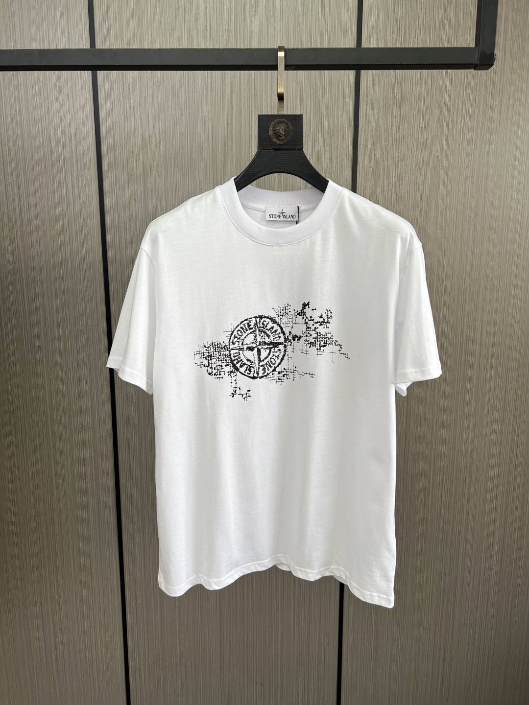 。新款🌟石头岛新款T恤，面料采用顶级原版精梳棉洗水面料，立体印花图案设计，时尚潮流，顶级的做工，高端品质