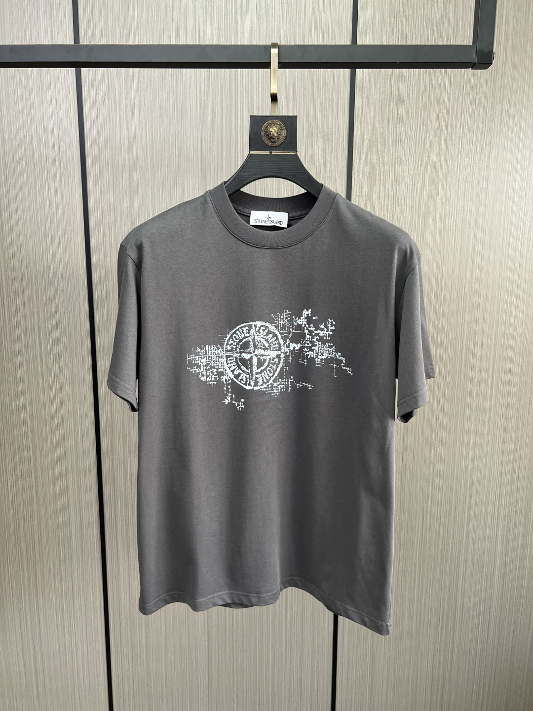 。新款🌟石头岛新款T恤，面料采用顶级原版精梳棉洗水面料，立体印花图案设计，时尚潮流，顶级的做工，高端品质