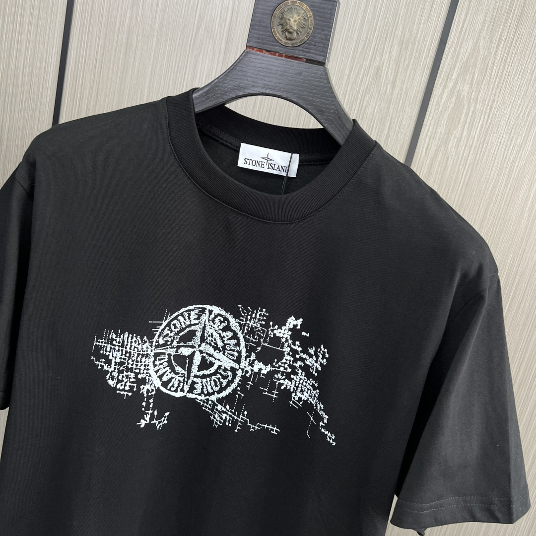 。新款🌟石头岛新款T恤，面料采用顶级原版精梳棉洗水面料，立体印花图案设计，时尚潮流，顶级的做工，高端品质