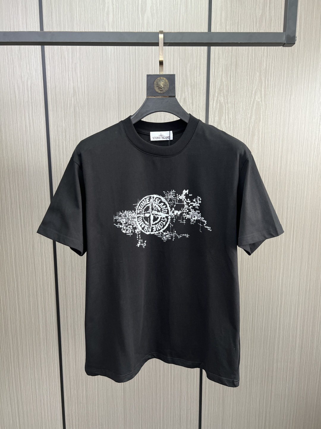 。新款🌟石头岛新款T恤，面料采用顶级原版精梳棉洗水面料，立体印花图案设计，时尚潮流，顶级的做工，高端品质