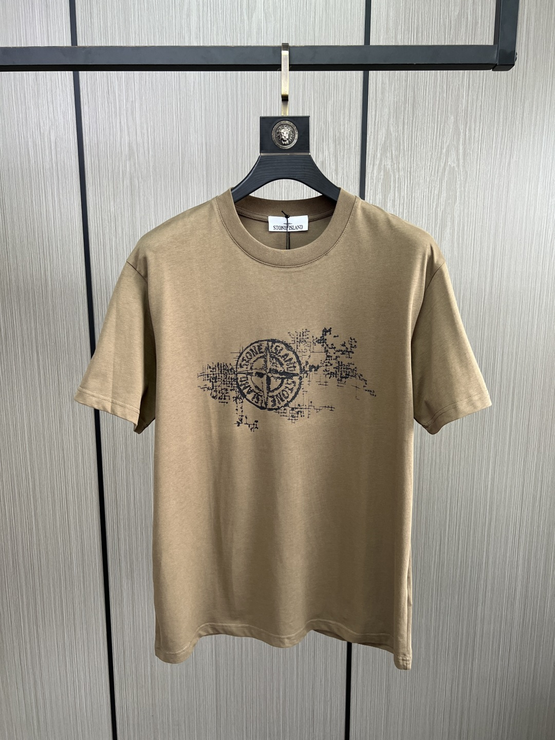 。新款🌟石头岛新款T恤，面料采用顶级原版精梳棉洗水面料，立体印花图案设计，时尚潮流，顶级的做工，高端品质
