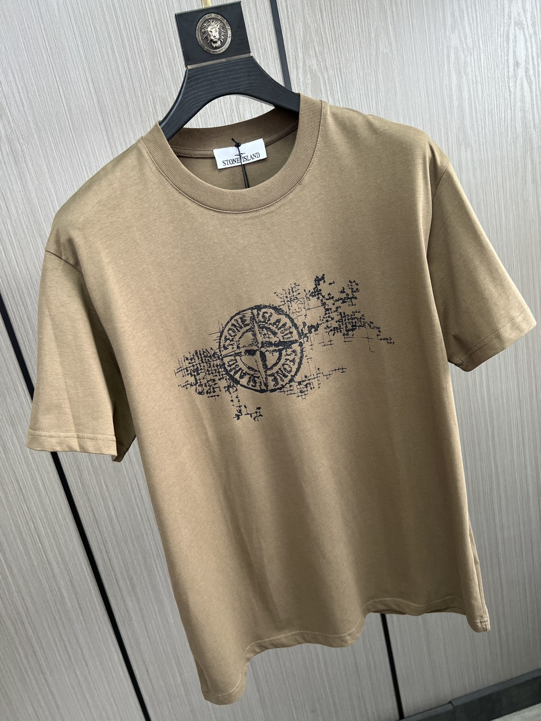 。新款🌟石头岛新款T恤，面料采用顶级原版精梳棉洗水面料，立体印花图案设计，时尚潮流，顶级的做工，高端品质
