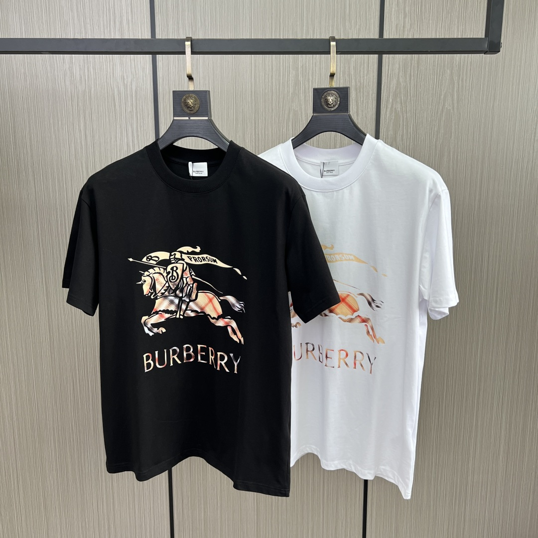 。新款🌟巴宝莉新款T恤，面料采用顶级原版精梳棉洗水面料，立体印花图案设计，时尚潮流，顶级的做工，高端品质