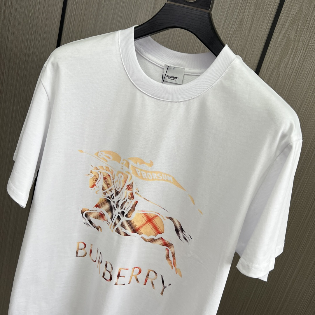 。新款🌟巴宝莉新款T恤，面料采用顶级原版精梳棉洗水面料，立体印花图案设计，时尚潮流，顶级的做工，高端品质