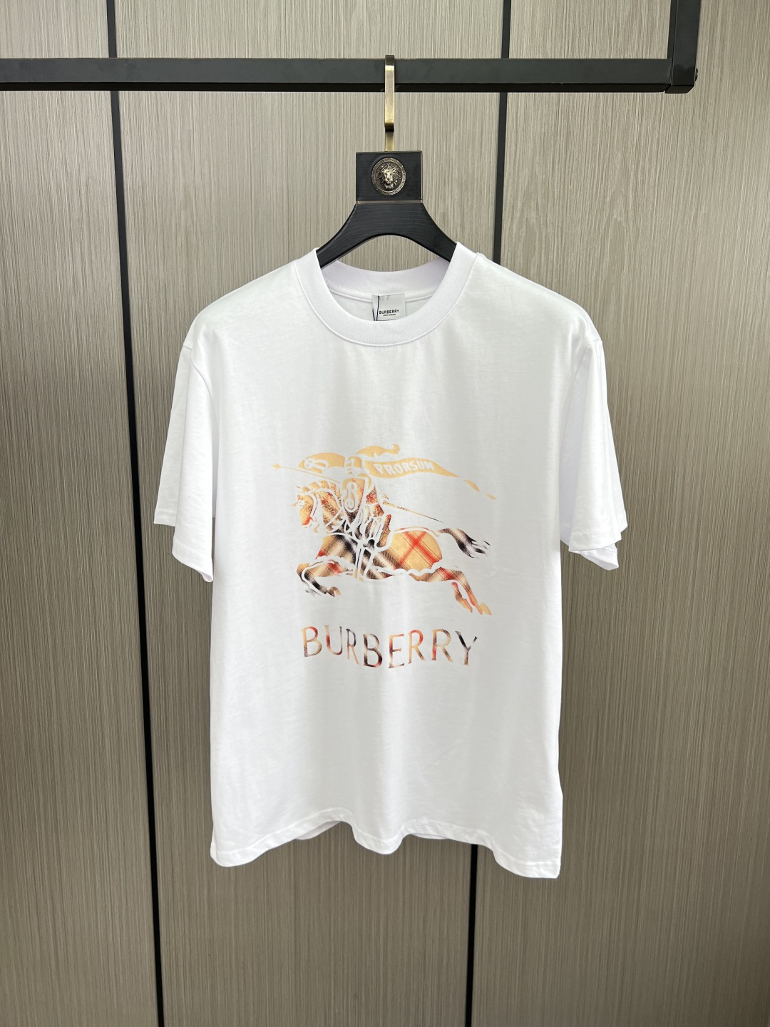 。新款🌟巴宝莉新款T恤，面料采用顶级原版精梳棉洗水面料，立体印花图案设计，时尚潮流，顶级的做工，高端品质