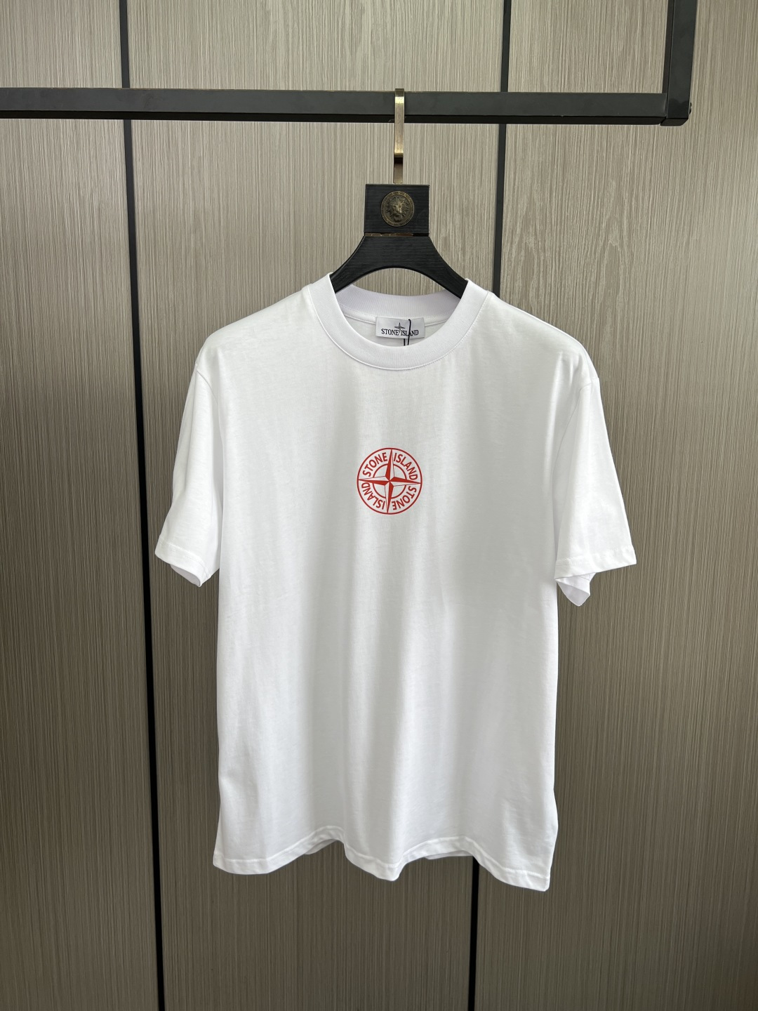 。新款🌟石头岛新款T恤，面料采用顶级原版精梳棉洗水面料，立体印花图案设计，时尚潮流，顶级的做工，高端品质