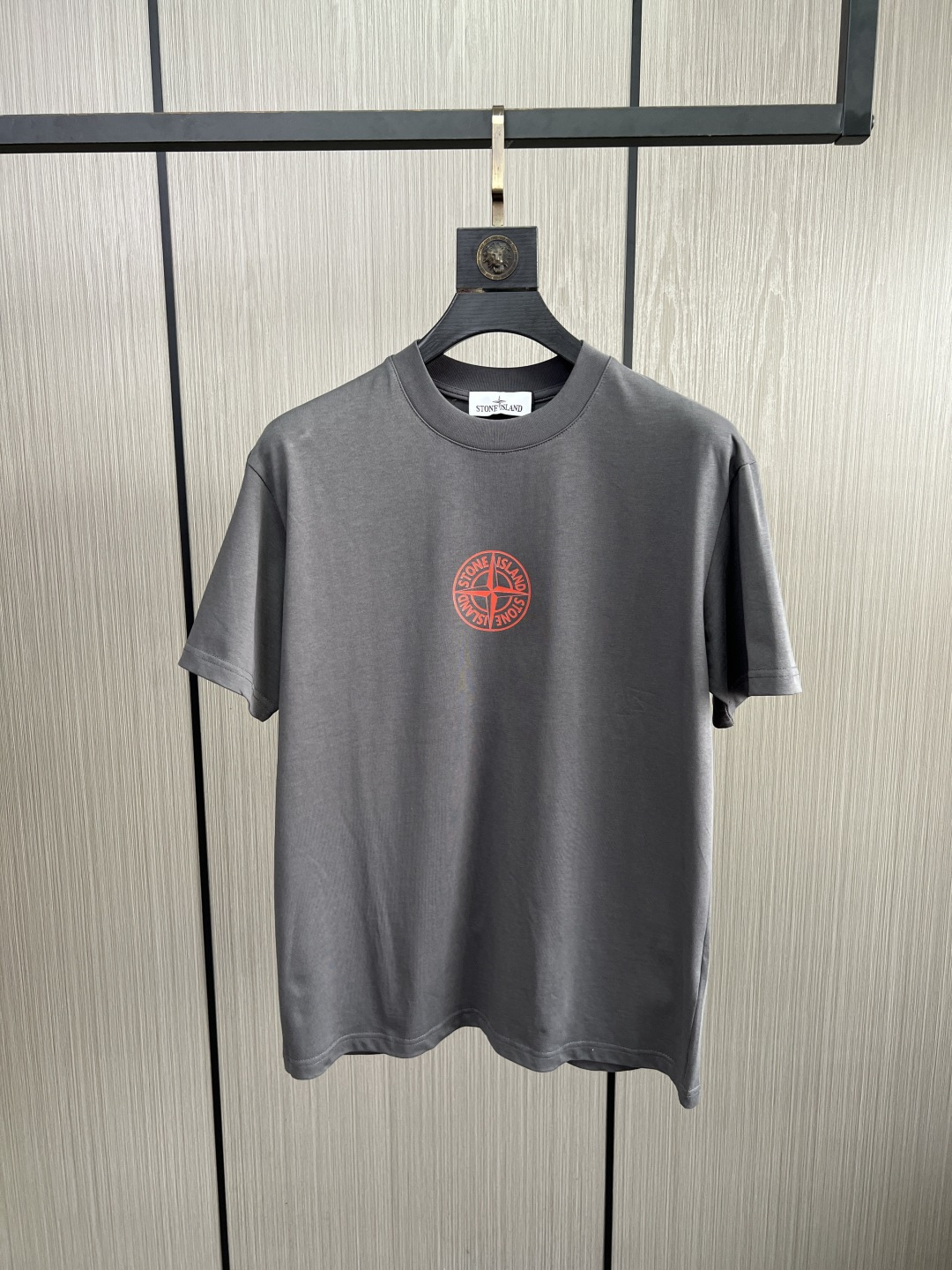 。新款🌟石头岛新款T恤，面料采用顶级原版精梳棉洗水面料，立体印花图案设计，时尚潮流，顶级的做工，高端品质