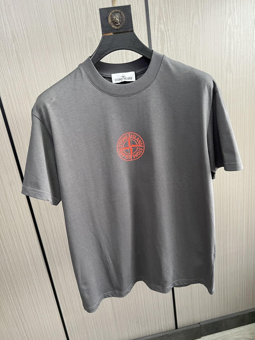 。新款🌟石头岛新款T恤，面料采用顶级原版精梳棉洗水面料，立体印花图案设计，时尚潮流，顶级的做工，高端品质