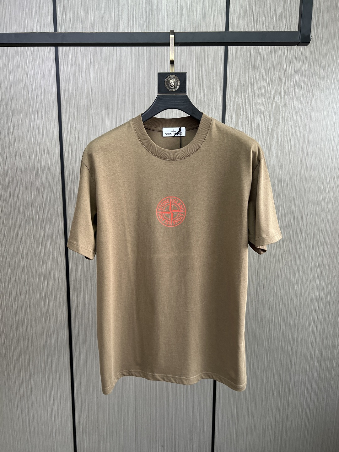 。新款🌟石头岛新款T恤，面料采用顶级原版精梳棉洗水面料，立体印花图案设计，时尚潮流，顶级的做工，高端品质