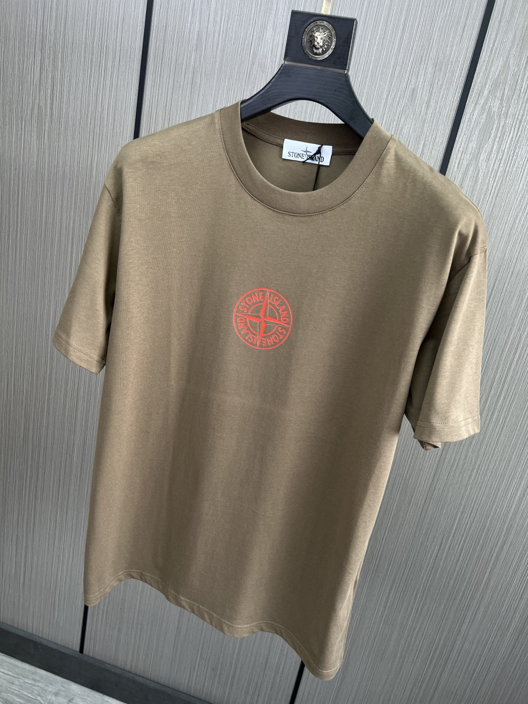 。新款🌟石头岛新款T恤，面料采用顶级原版精梳棉洗水面料，立体印花图案设计，时尚潮流，顶级的做工，高端品质