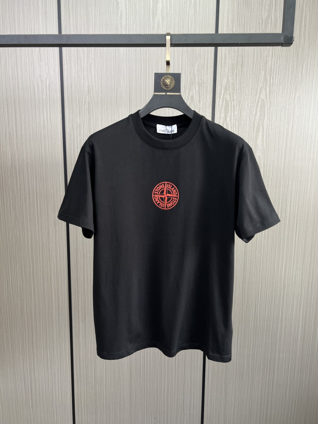 。新款🌟石头岛新款T恤，面料采用顶级原版精梳棉洗水面料，立体印花图案设计，时尚潮流，顶级的做工，高端品质