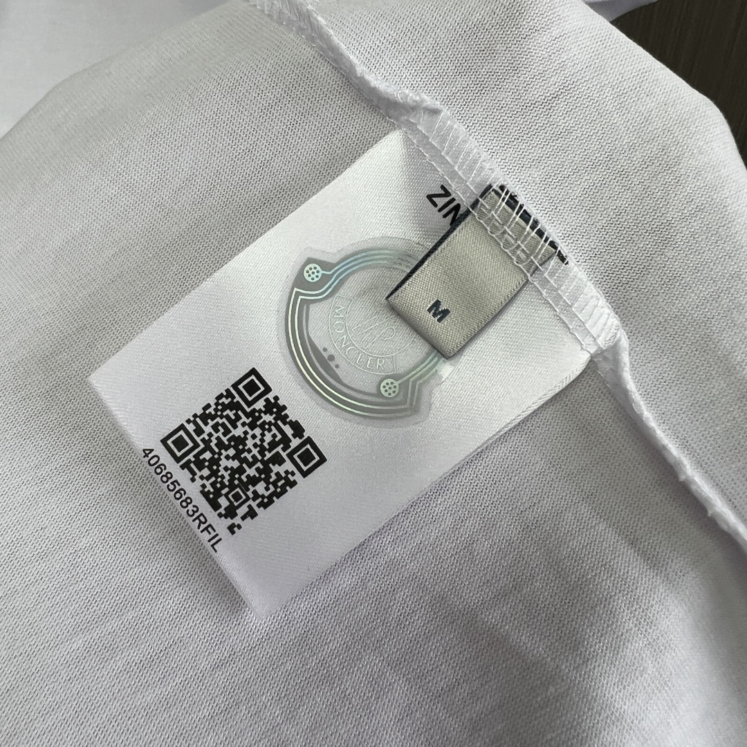 。新款🌟蒙口新款T恤，面料采用顶级原版精梳棉洗水面料，立体印花图案设计，时尚潮流，顶级的做工，高端品质！