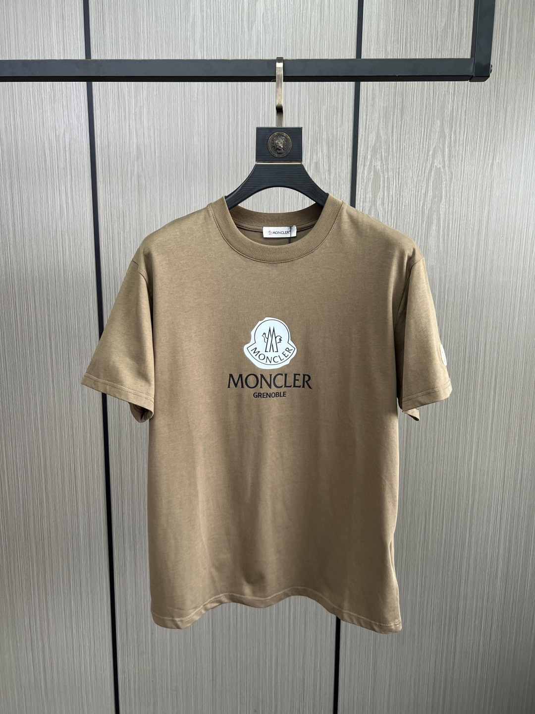 。新款🌟蒙口新款T恤，面料采用顶级原版精梳棉洗水面料，立体印花图案设计，时尚潮流，顶级的做工，高端品质！